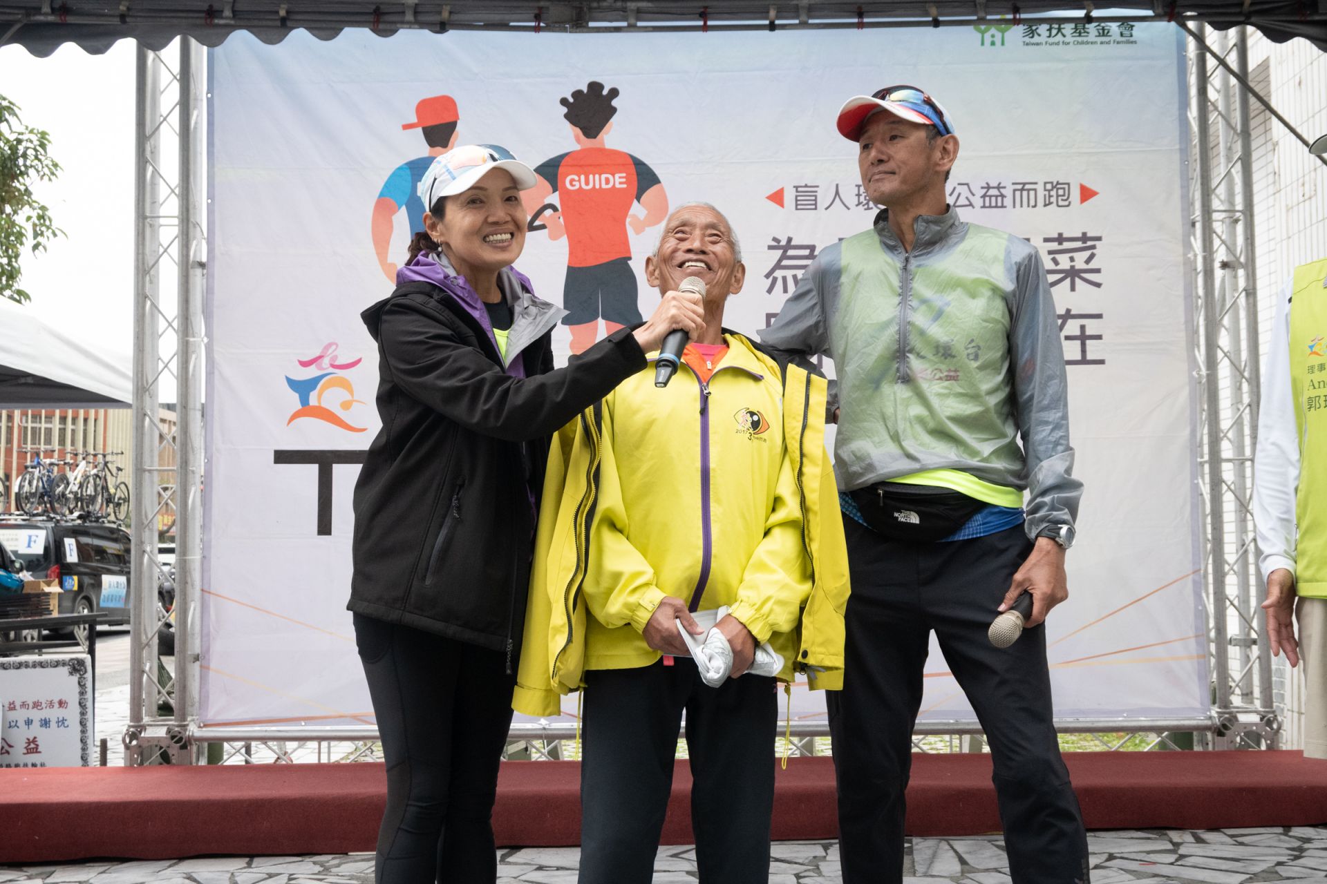 78歲的日本盲人跑者保科清(中)二度參與環台挑戰,對於在台灣獲得眾多陪跑員與公益支持印象深刻