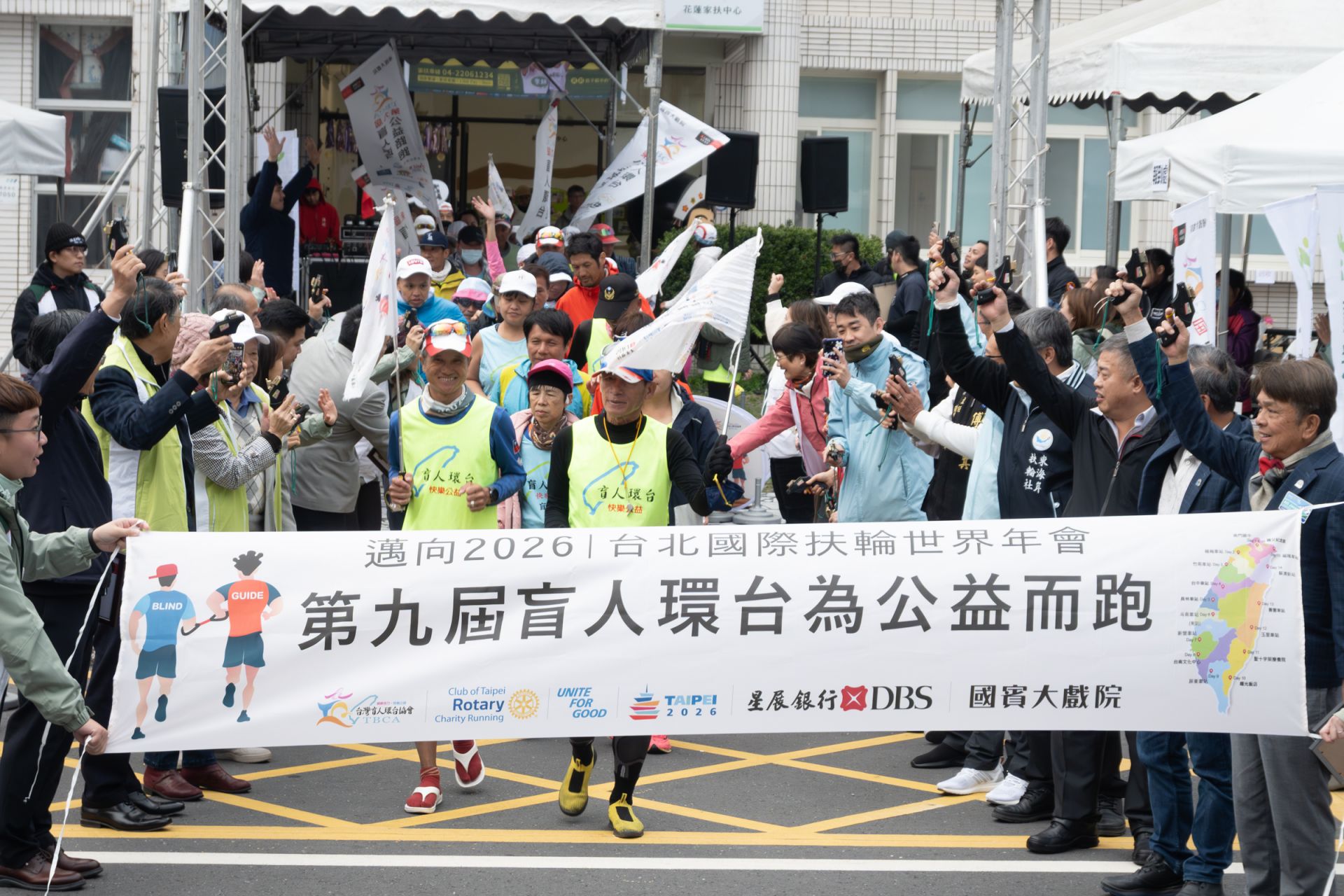 路跑團隊在寒風中鳴槍出發,繼續挑戰下一站