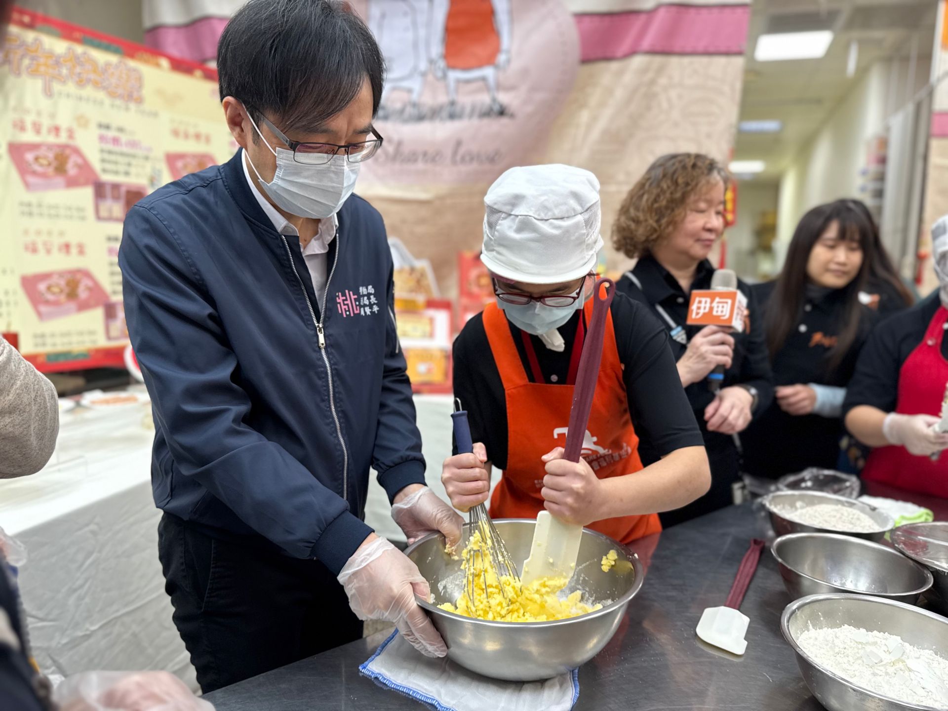 庇護員工小琪示範如何製作手工餅乾