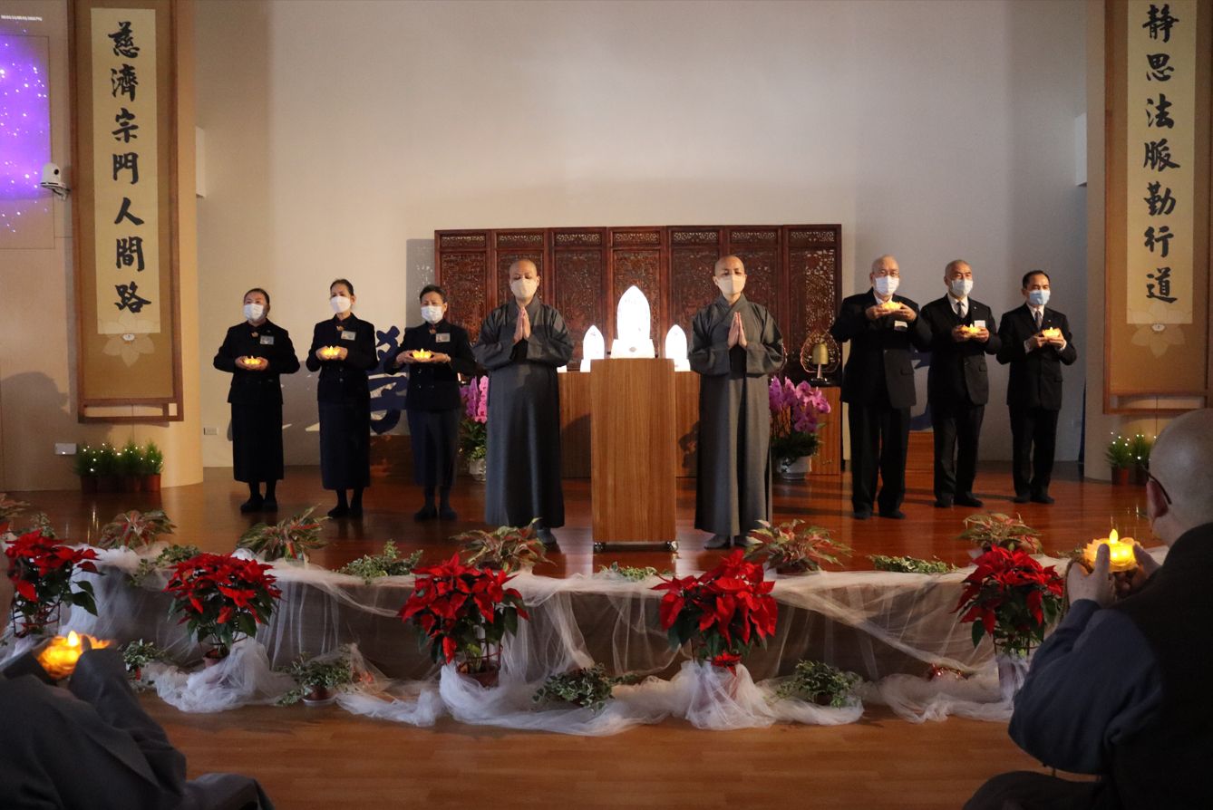 精舍師父最後帶領大眾虔誠祈禱與點傳心燈。