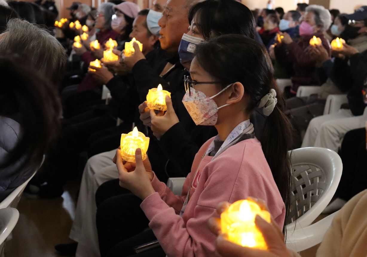 燈火相續，象徵善念不息，祈願世界和平、眾生安樂。
