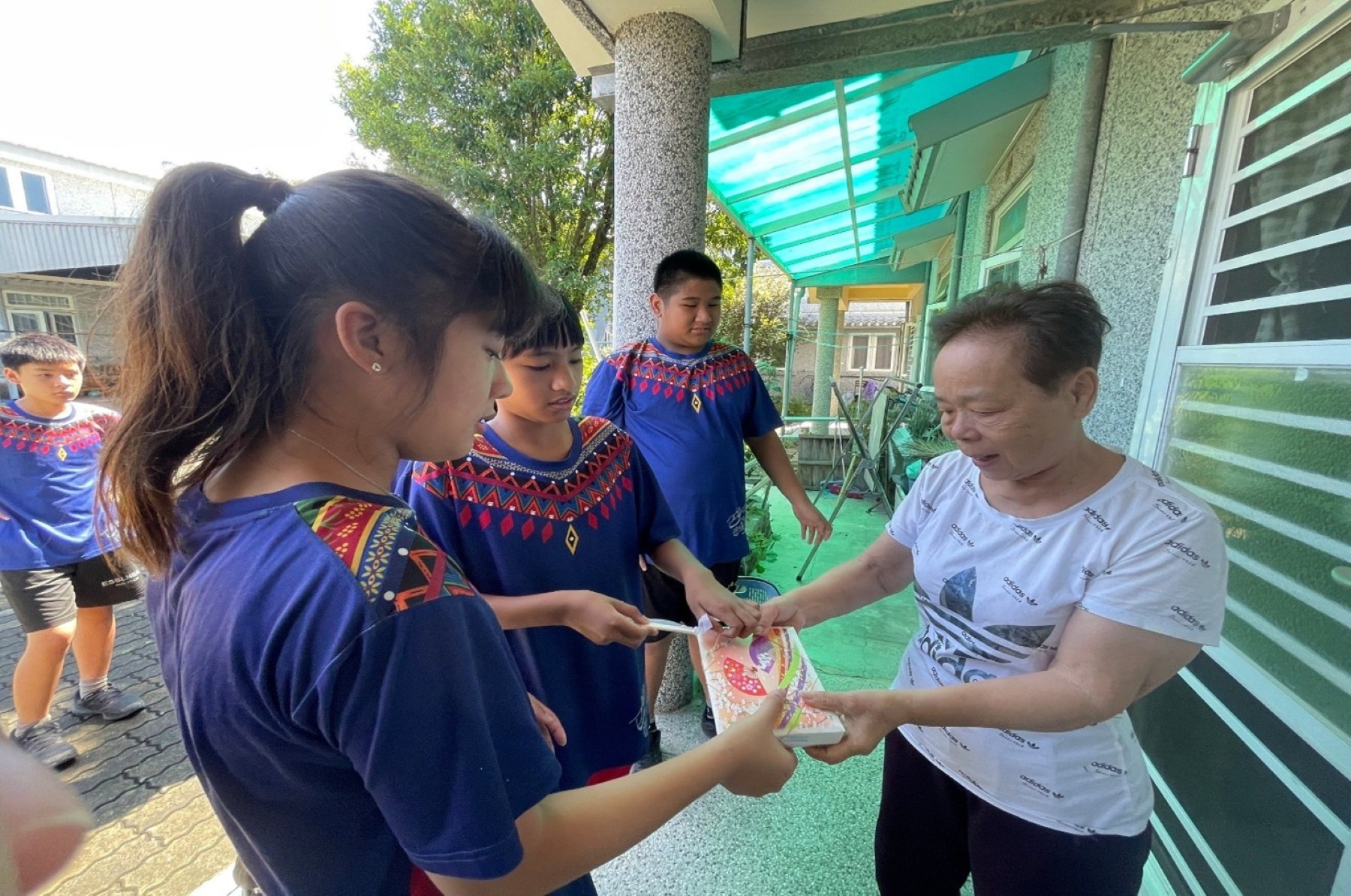 巴楠花部落國中小於秋學祭課程中推動服務學習，學生走入部落社區參與長照關懷行動