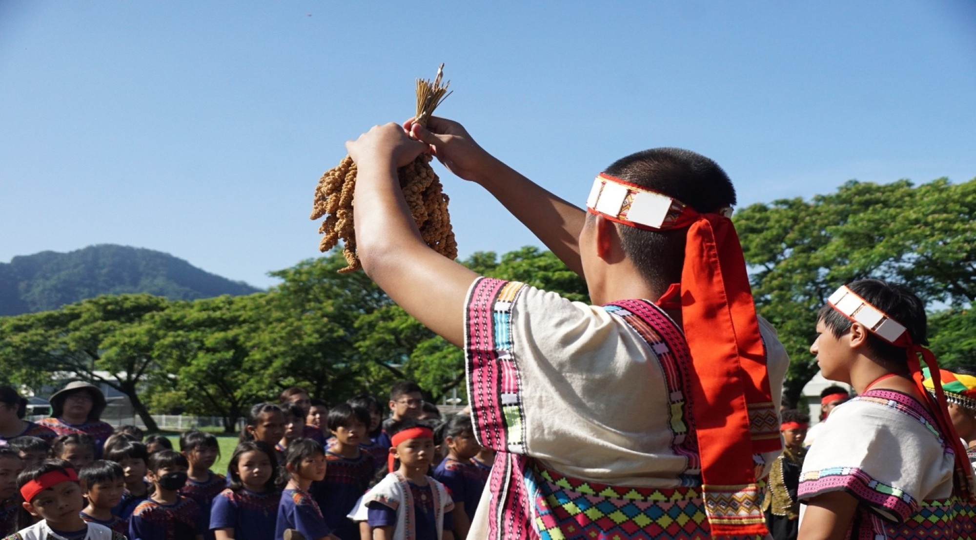 巴楠花部落國中小學生於「秋學祭－進倉祭」課程中，祝福小米。
