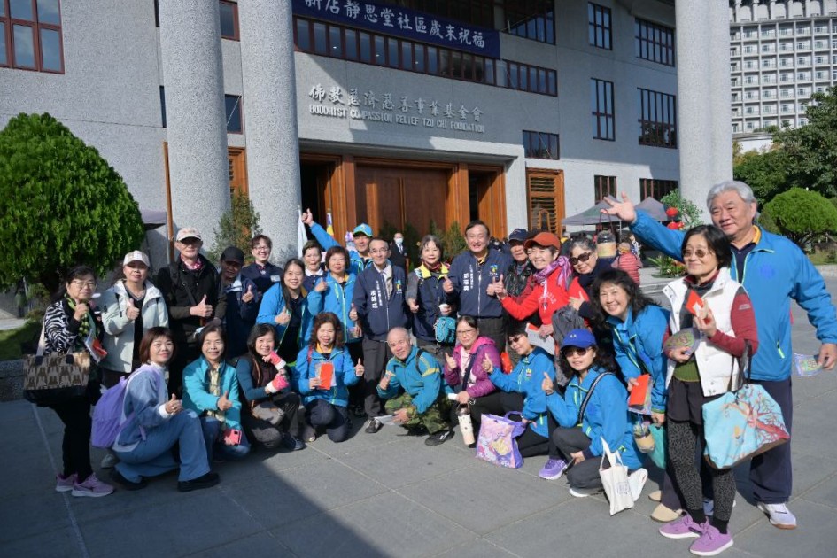 社區的里民們參加歲末祝福活動，為慈濟一甲子獻上誠摯的祝福。