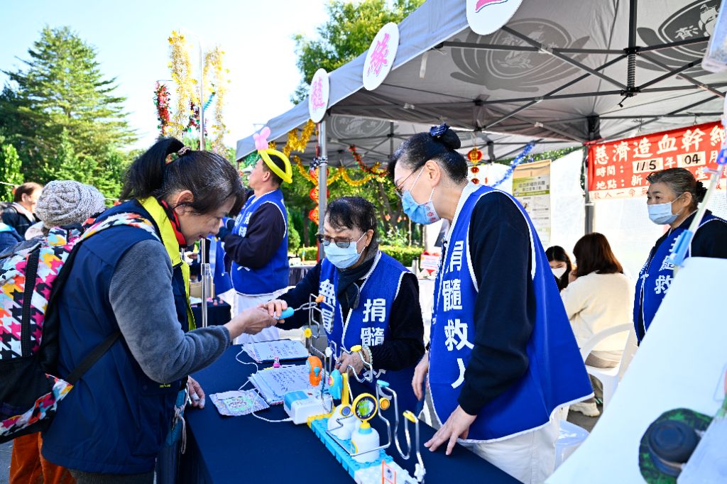 骨捐團隊用心解說「捐髓救人、無損已身」的觀念。