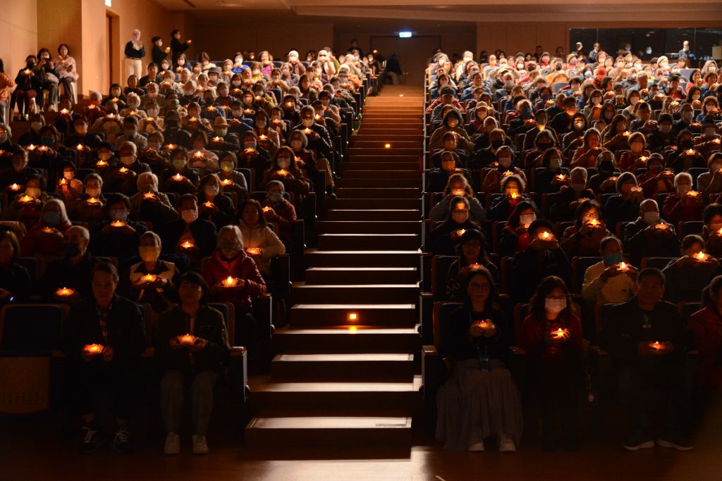 在點燈祈禱中，為家人、為臺灣祈禱，全球無災無難。