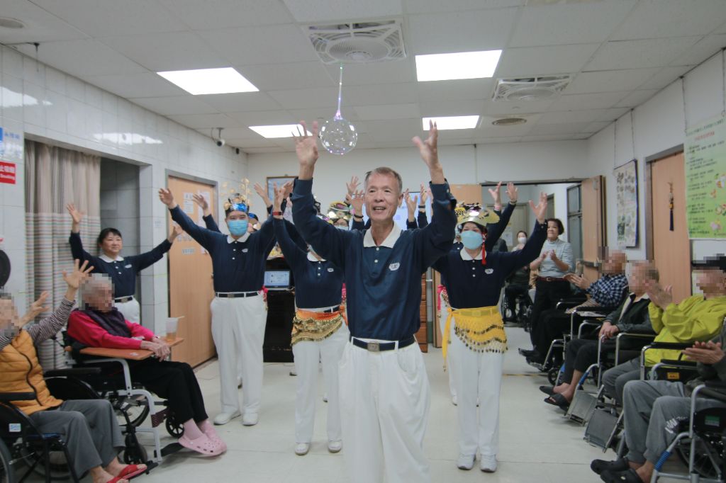 歲末年終之際，慈濟志工走入新北市新莊區「常福緣老人長照中心」，舉辦溫馨感恩會，陪伴三十七位長者共度寒冬。