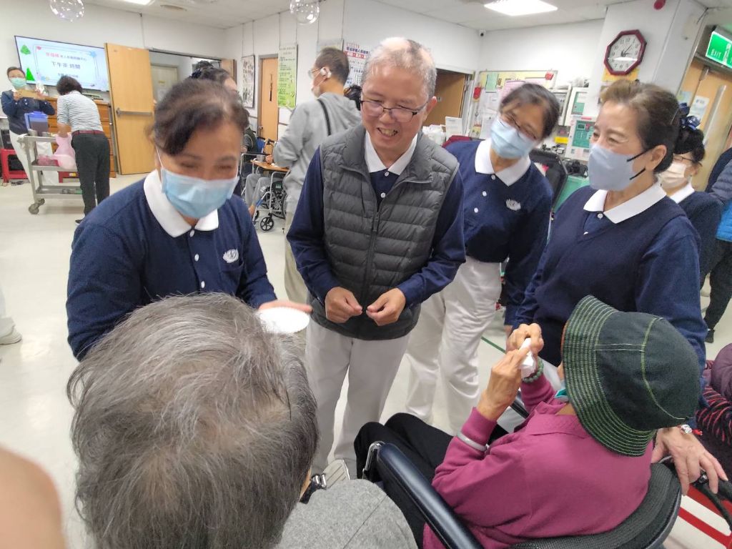 志工透過問候、健康帶動、手語歌舞與奉茶食，將祝福化為行動，讓院內長者感受到社區的善意與溫暖。