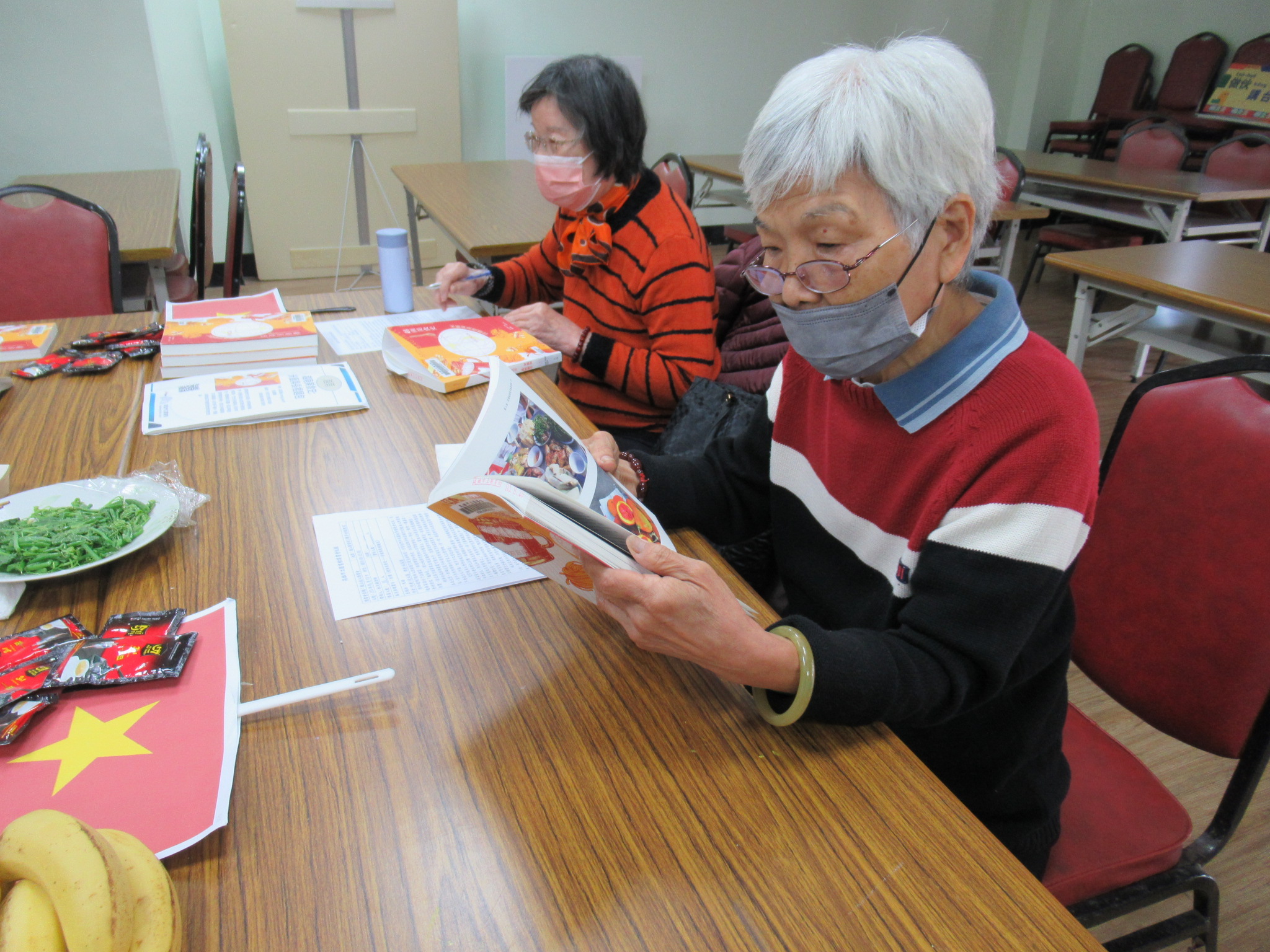 鼓山圖書館成人讀書會共讀《越南美食史》，學員專注聆聽分享。