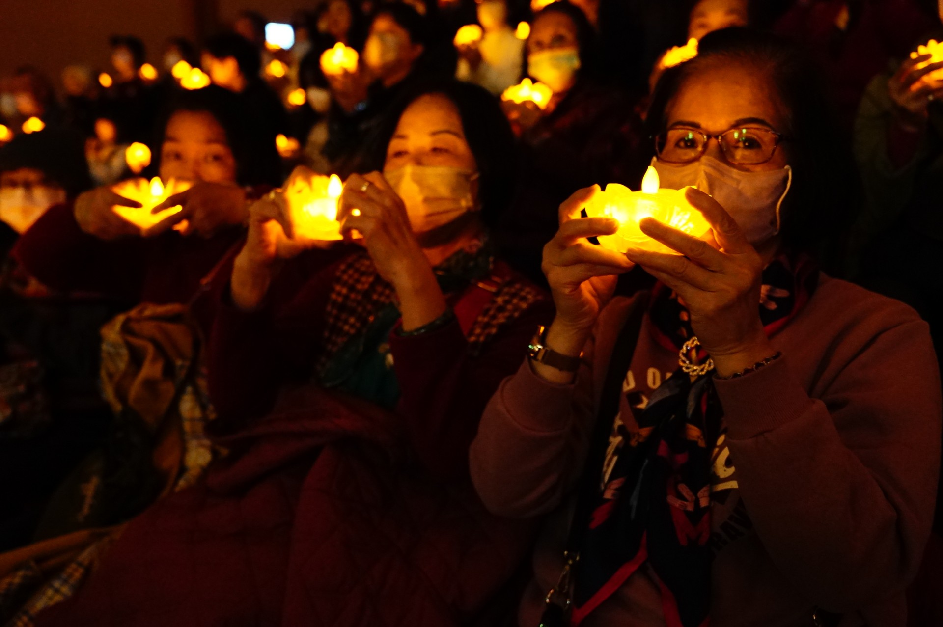 在德昕師父與德諦師父引領下，眾人點亮心燈，共同為天下祈福。