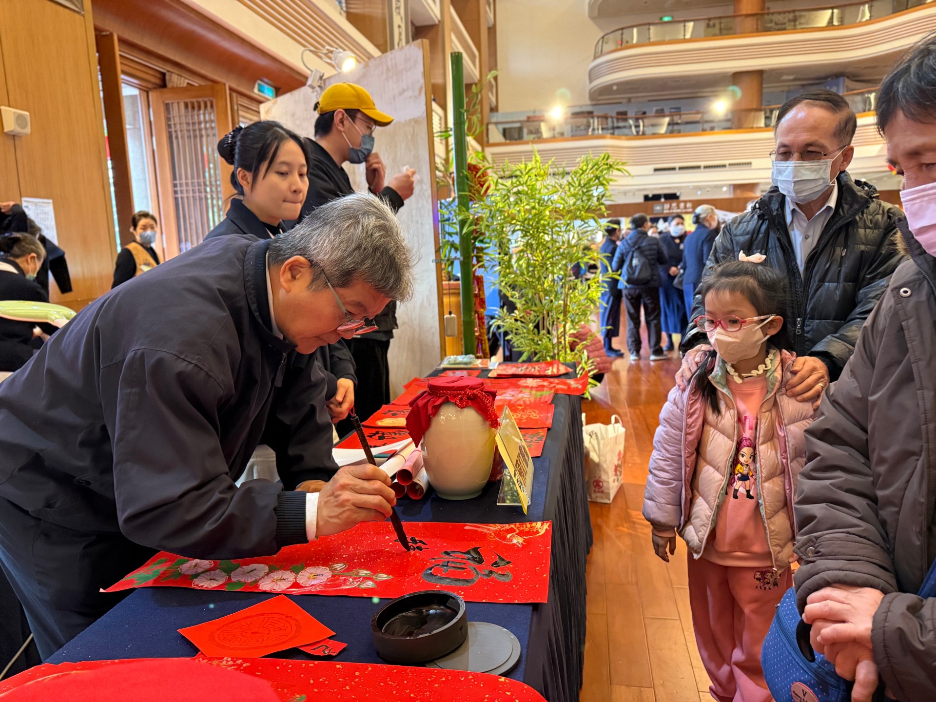 活動現場大師揮毫春聯。