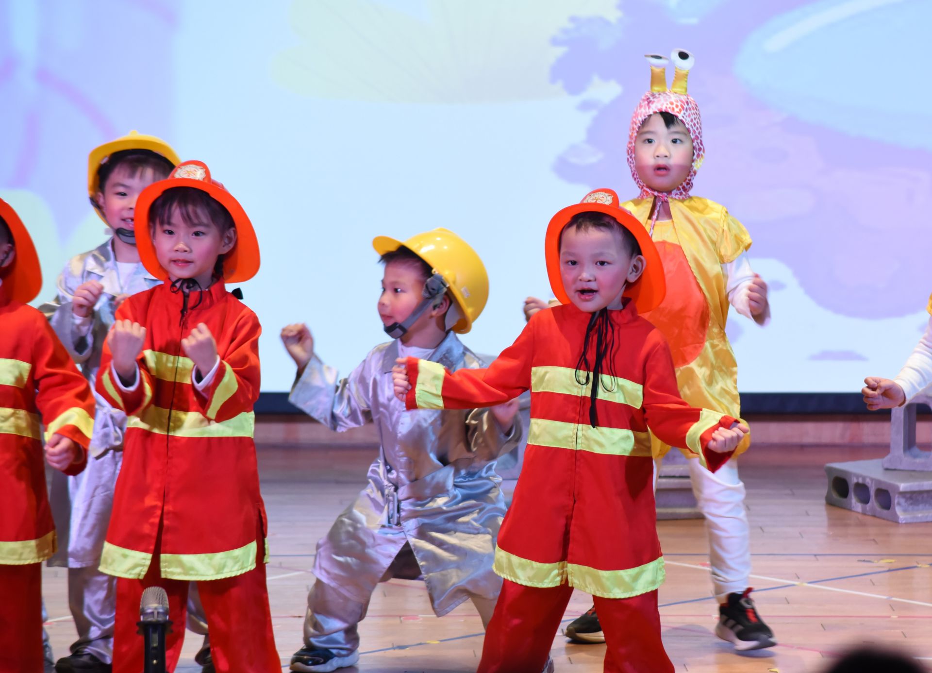 善解班從研究蚯蚓到結合繪本故事重現慈濟人文概念的戲劇演出