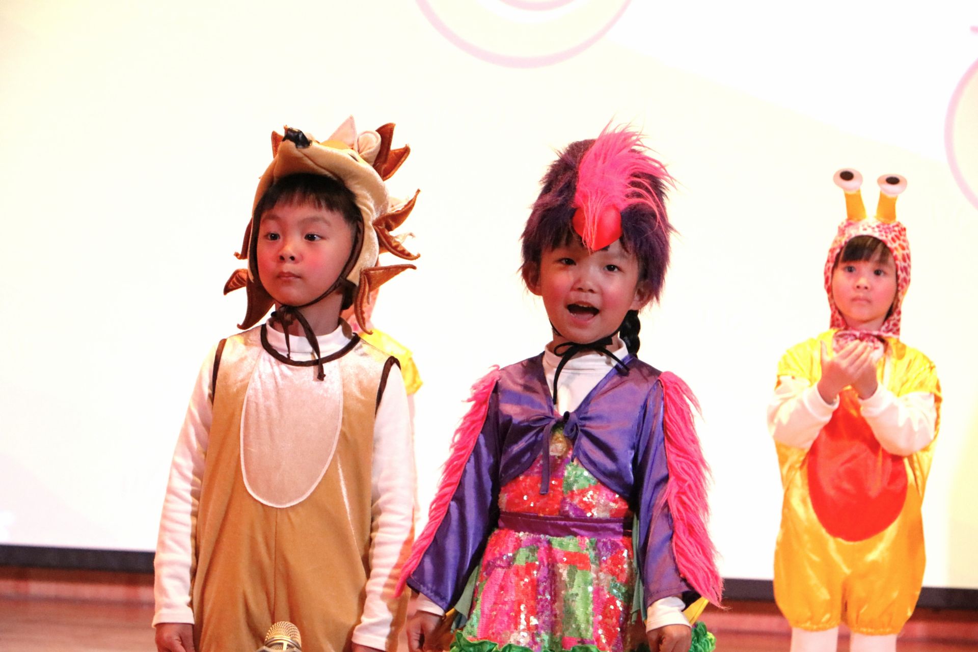 包容班孩子從研究蝸牛到感受蝸牛的耐力與毅力，把這份堅持的精神自信在舞台演譯