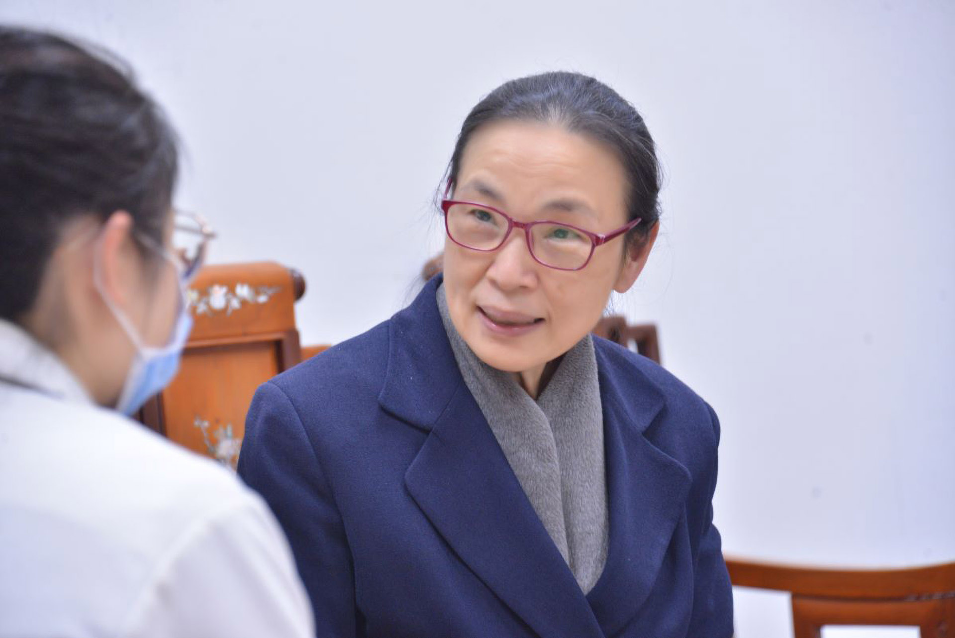 台北慈濟醫院設有員工關懷小組，在同仁遭遇困難時，喬麗華主秘與小組成員會陪伴輔導、共度難關。