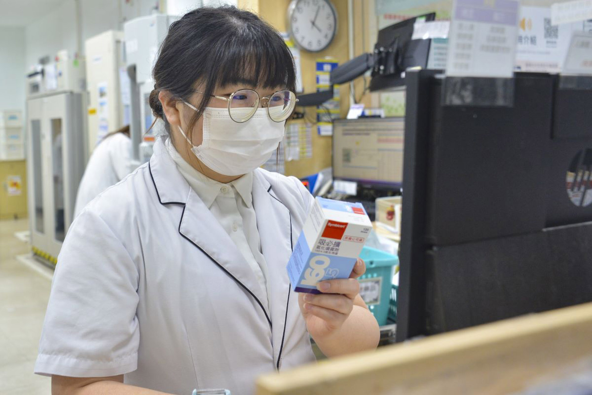 臨床上，翁苡芳藥師用藥正確率接近百分之百，實質提升醫療團隊對用藥安全的掌握度。