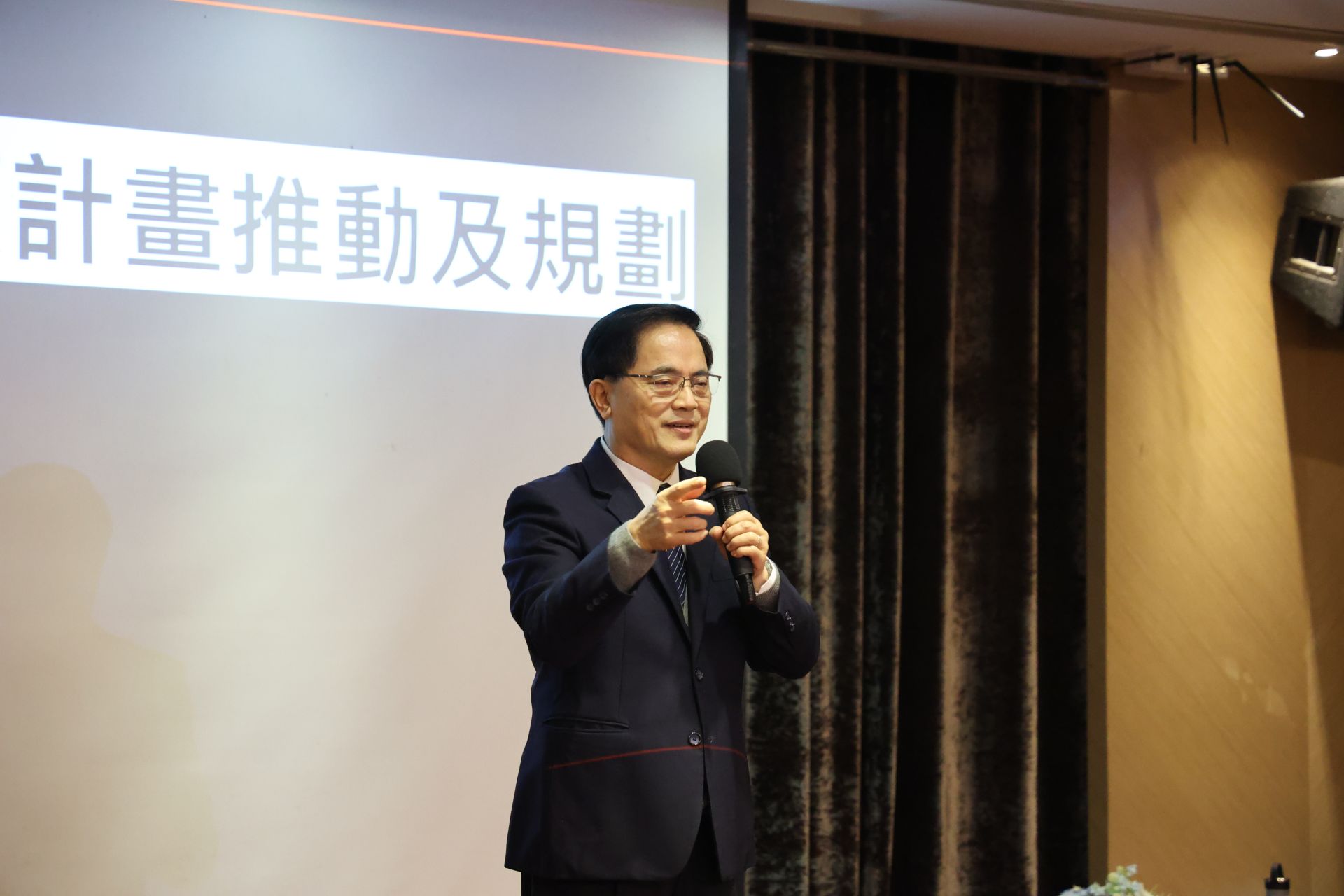 擔任主任委員的林欣榮院長指出，全人醫療的核心精神與賴總統的「健康臺灣」政策高度契合，特別是在癌症防治與慢性病管理，將結合科技、AI與早期篩檢策略，力求提早介入、縮短健康落差。