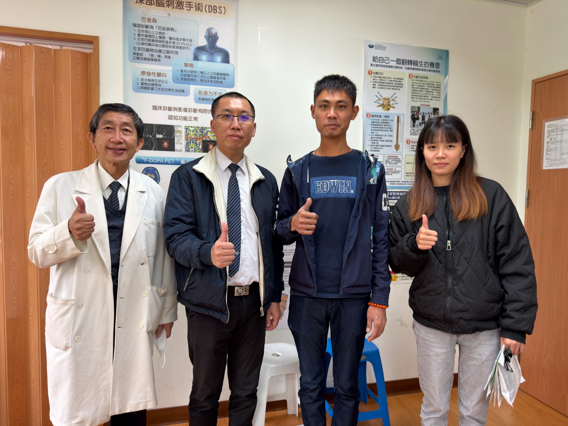 王先生(右二)很感恩慈濟的醫療團隊，以及女友的陪伴，與神經血管介入治療科主任李建輝(左二)、神經肌肉科主任劉安邦(左)開心合影。