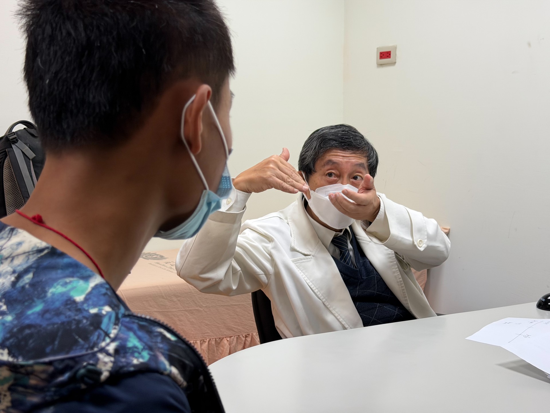 負責後續追蹤的神經內科劉安邦醫師(右)指出，年輕並不代表安全，腦中風可能在任何年齡發生，及早辨識與就醫至關重要。