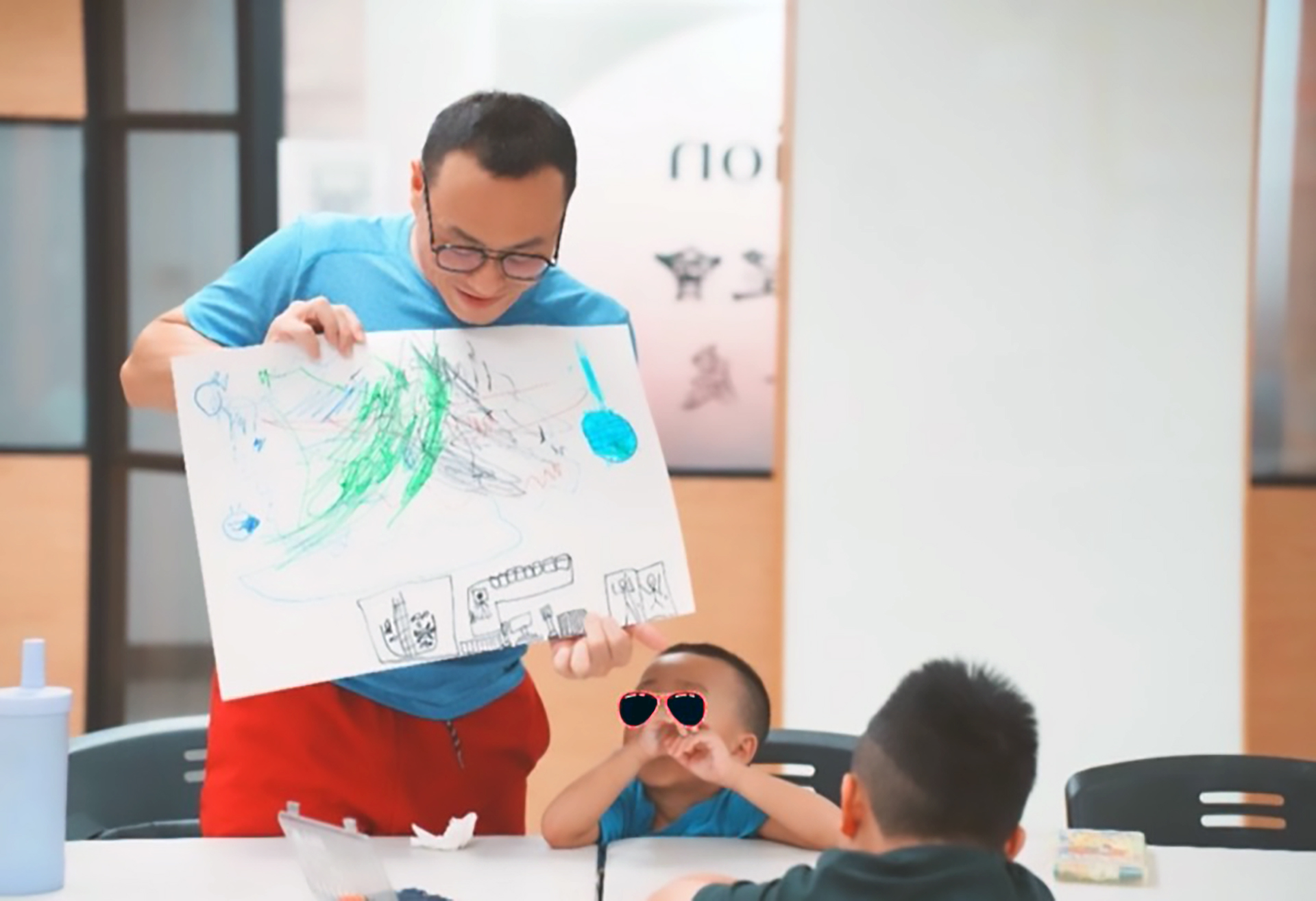 台灣世界展望會舉辦「親子 STEAM 科學一起玩」親子共學活動，父子三人透過動手實作一同學習，在互動中累積親子回憶，爸爸也從中獲得成長。