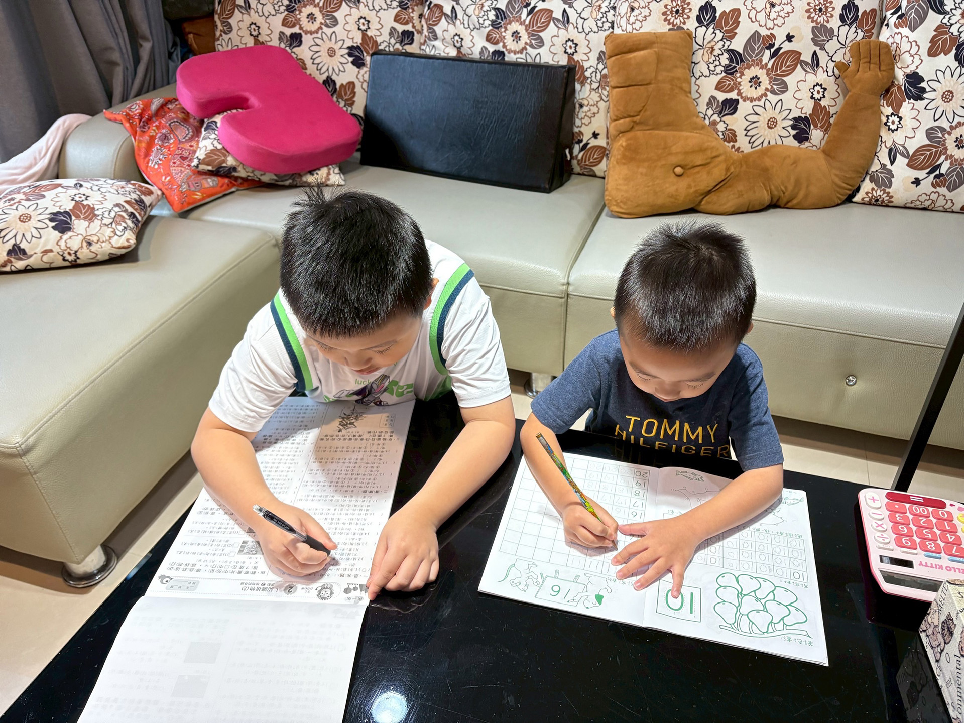 父親獨自撐起家庭生計，返家後仍耐心陪伴孩子完成課業，用心參與孩子成長的每個階段。