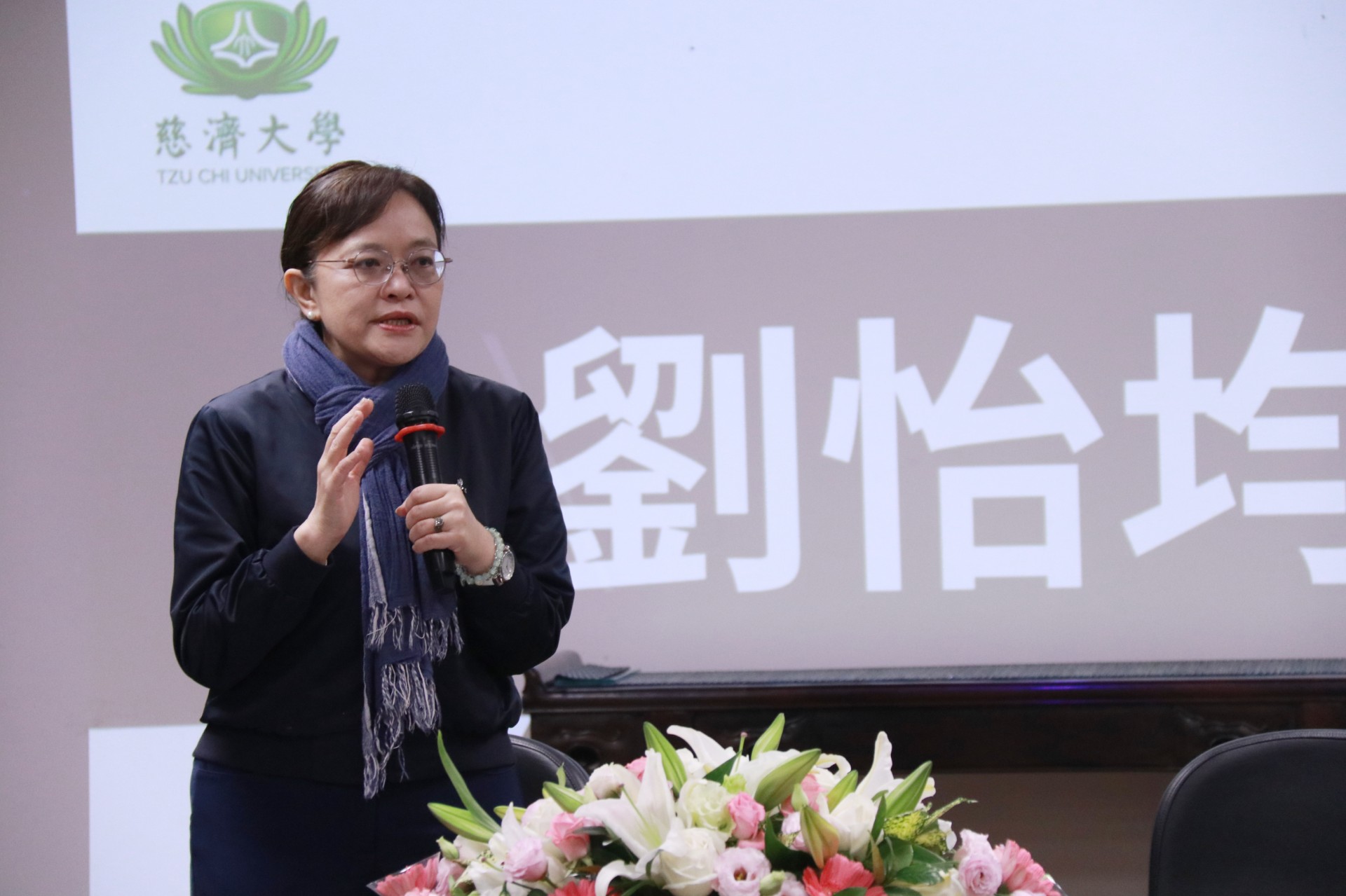 慈大校長劉怡均表示，透過衣珠專案，協助經文不利的學生求學