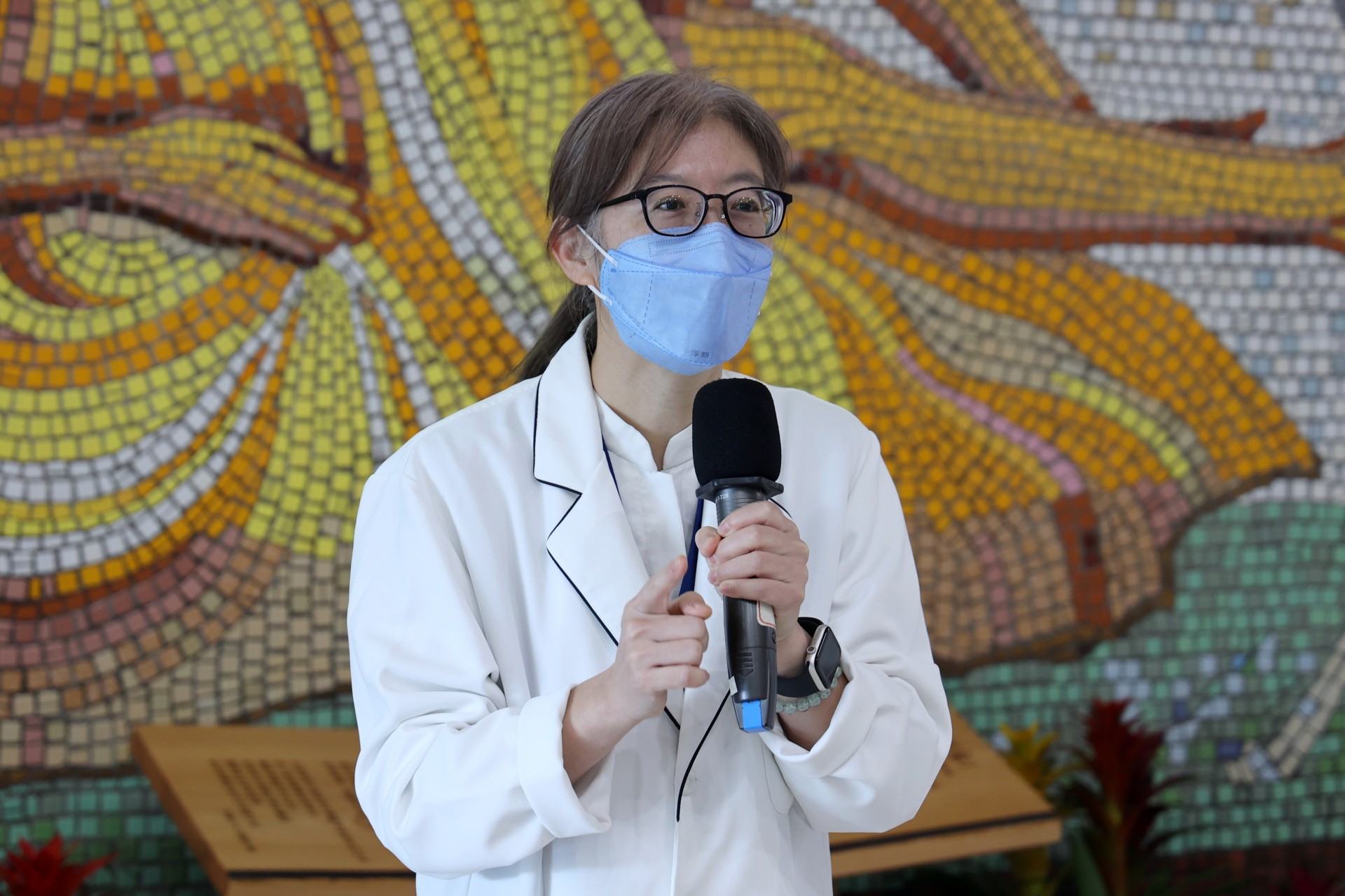 檢驗醫學科主任張淳淳指出，檢驗報告是醫師判斷病情的重要依據，但多數民眾拿到檢驗報告時，面對密密麻麻的數字往往一頭霧水，因此今年特別由年輕的醫檢師以生活化的語言，帶領民眾重新認識檢驗流程，破解長久以來的檢驗迷思。