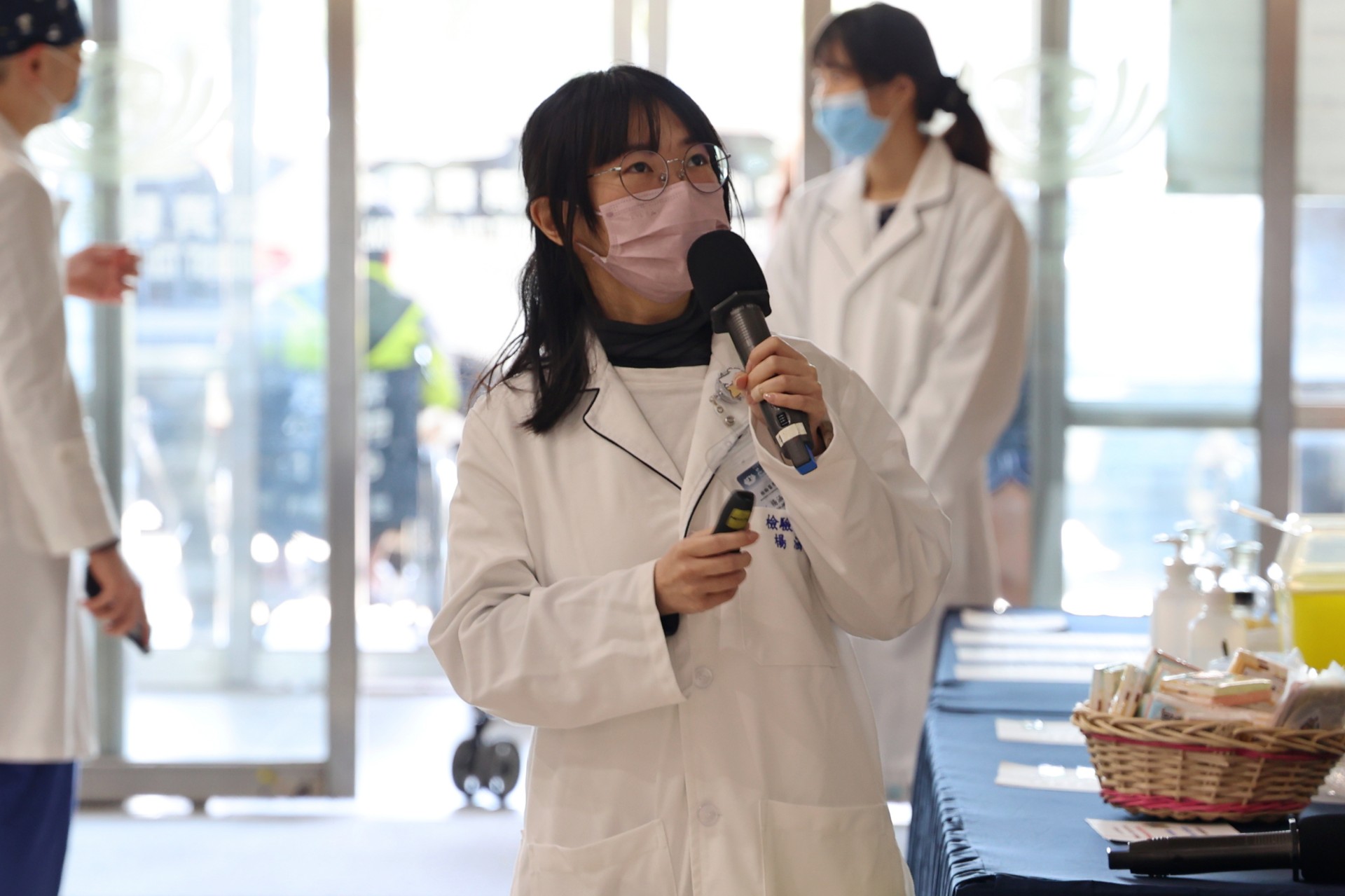 楊涵捷醫檢師說明抽血前何時需要空腹、白開水是否可飲用，以及溶血、凝血對檢驗結果的影響，並進一步介紹血型遺傳與輸血安全。