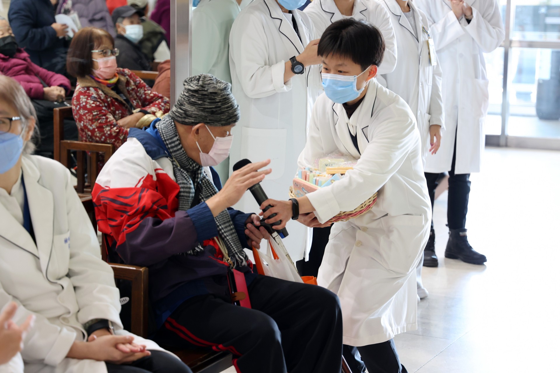 在有獎徵答環節，醫檢師協助民眾再次複習重點知識，答對還能得到精美小禮物！