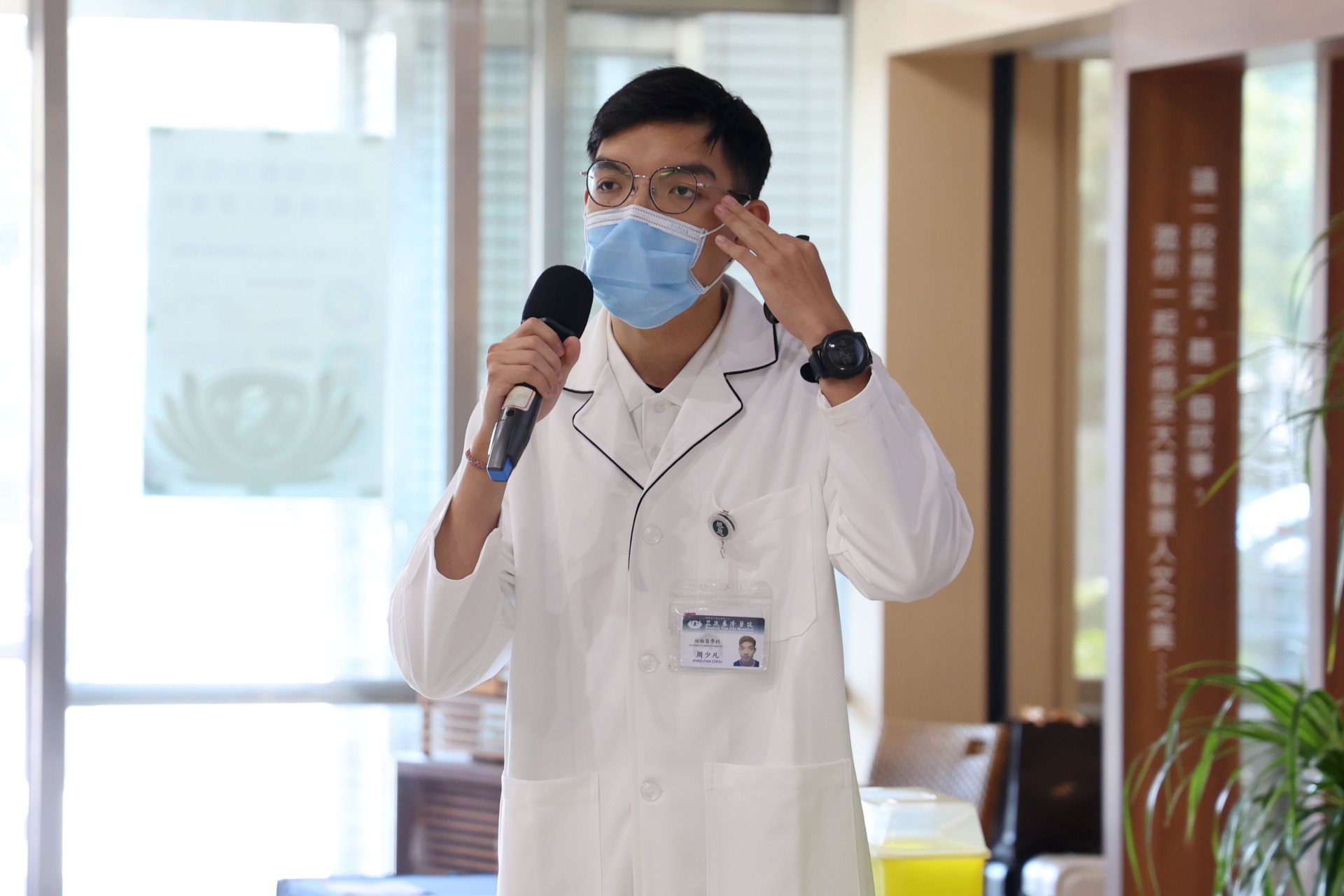 周少凡醫檢師建議民眾，食用海鮮前應確實煮熟，以降低海獸胃線蟲附著人體的風險，並說明酒精消毒的適用範圍，釐清「喝酒能殺菌」等錯誤觀念。