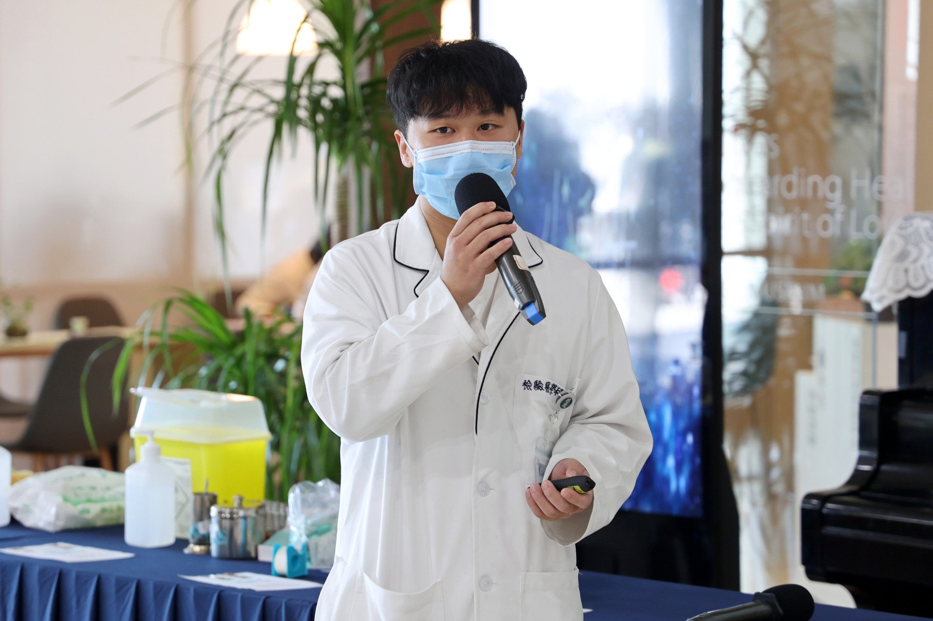 陳柏睿醫檢師則說明幽門螺旋桿菌與胃部疾病的關係，以及政府提供的糞便抗原檢測補助，協助民眾善用公共資源。