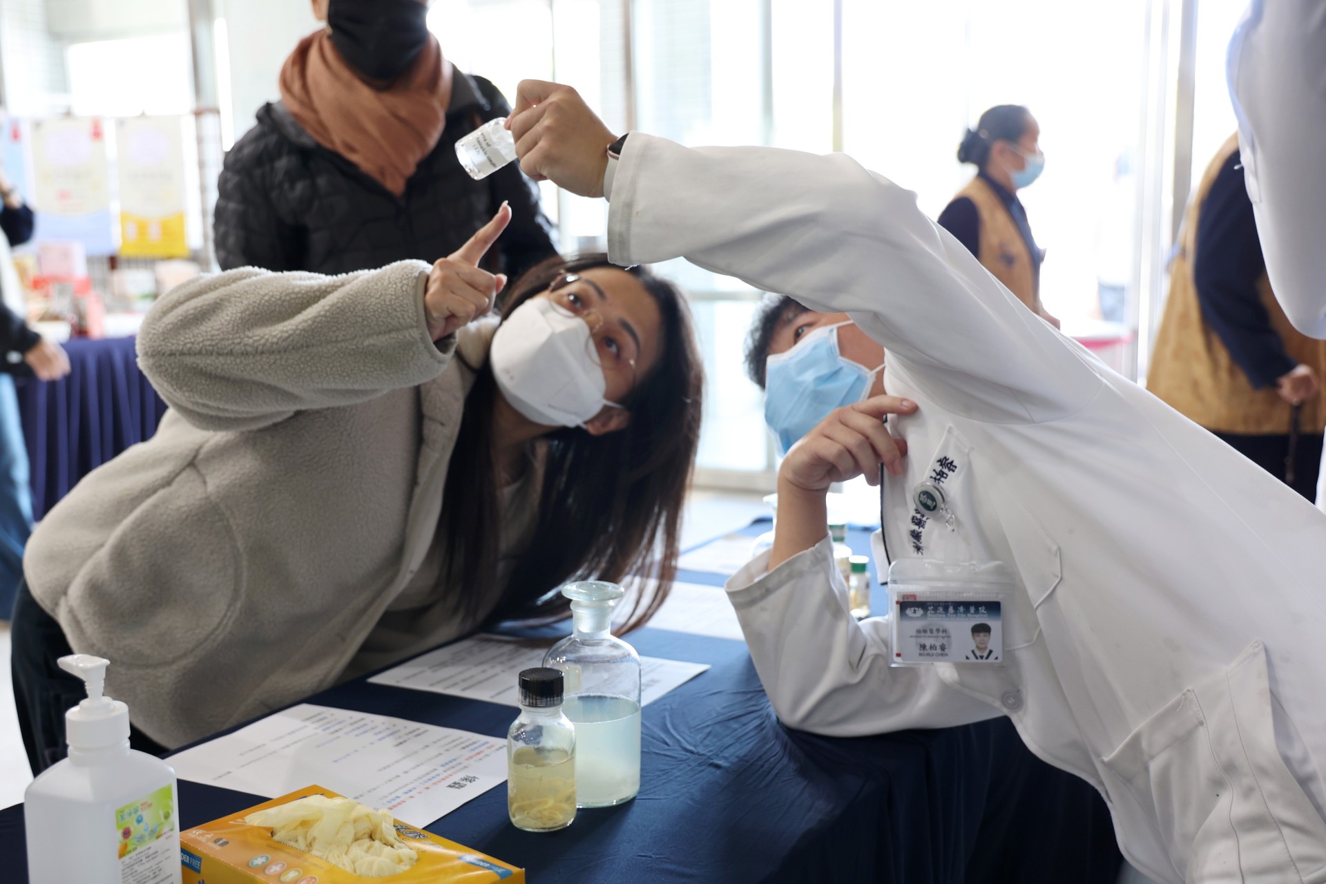 互動體驗區同樣吸引不少民眾駐足，透過顯微鏡觀察寄生蟲標本，親眼看見肉眼難以辨識的微小世界。