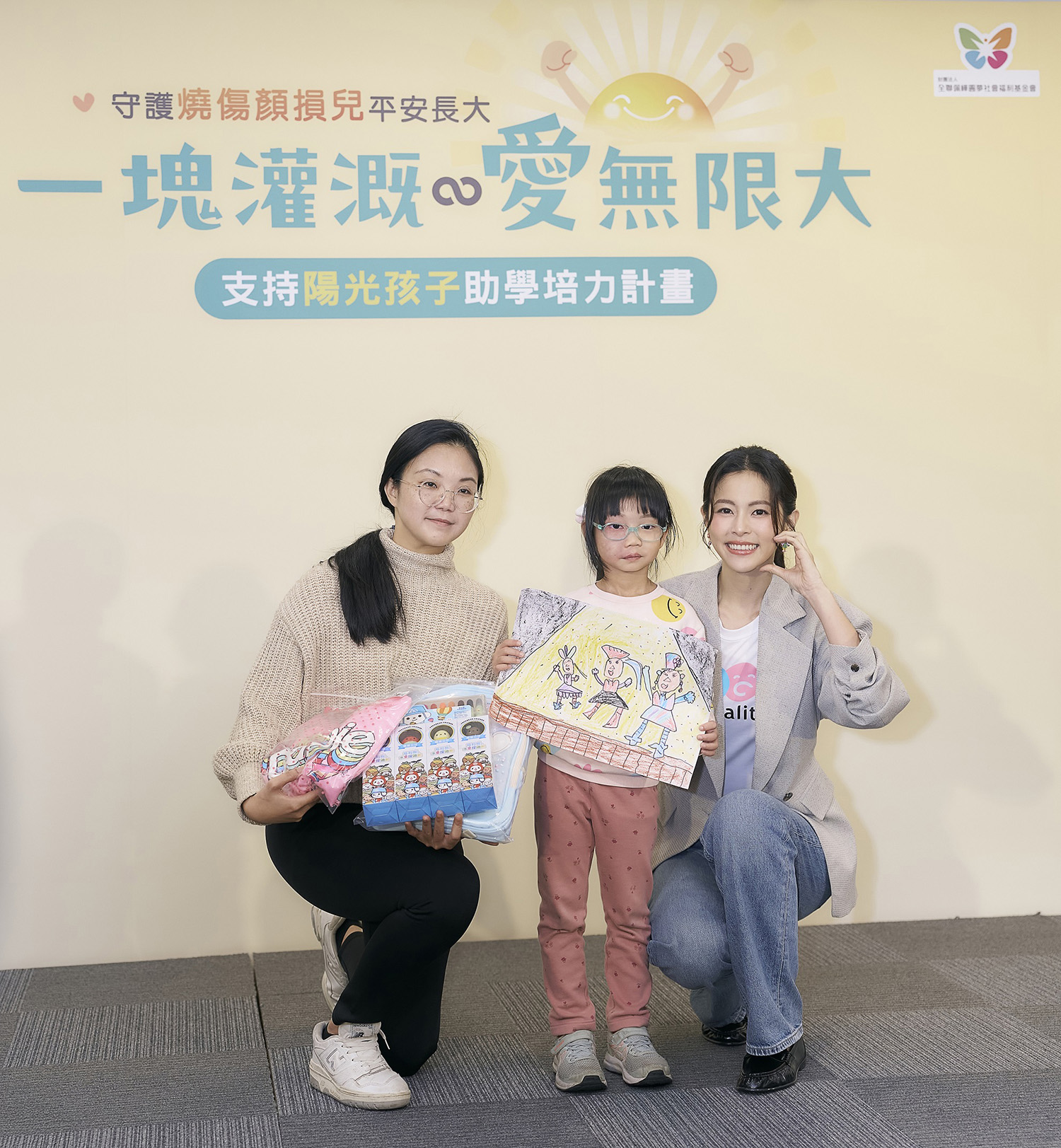 任容萱用心準備禮物送給悠悠 悠悠回贈畫作合影。