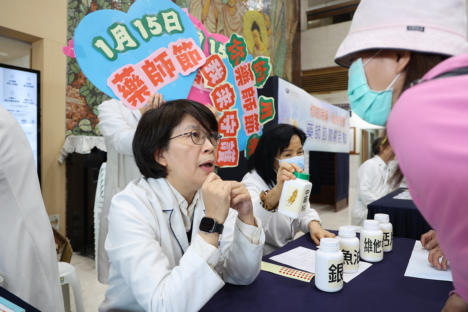 臨床藥學科主任陳怡珊(左)和藥學部主任劉采艷(右)合力為民眾一一解答健康食品與藥物的交互作用。