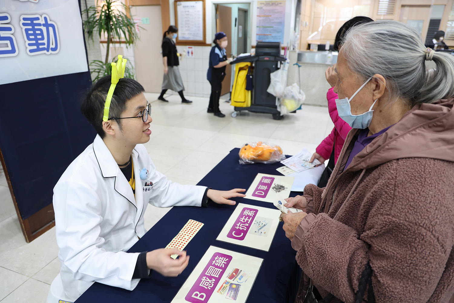 吳善傑藥師當第一關「你的藥，傷腎嗎？」的關主，在民眾闖關時破除民眾迷思，並讓民眾了解哪些常見藥物可能會傷腎。