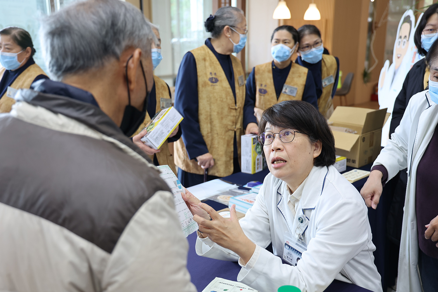 臨床藥學科主任陳怡珊為民眾一一解答不同健康食品與藥物可能產生的交互作用。