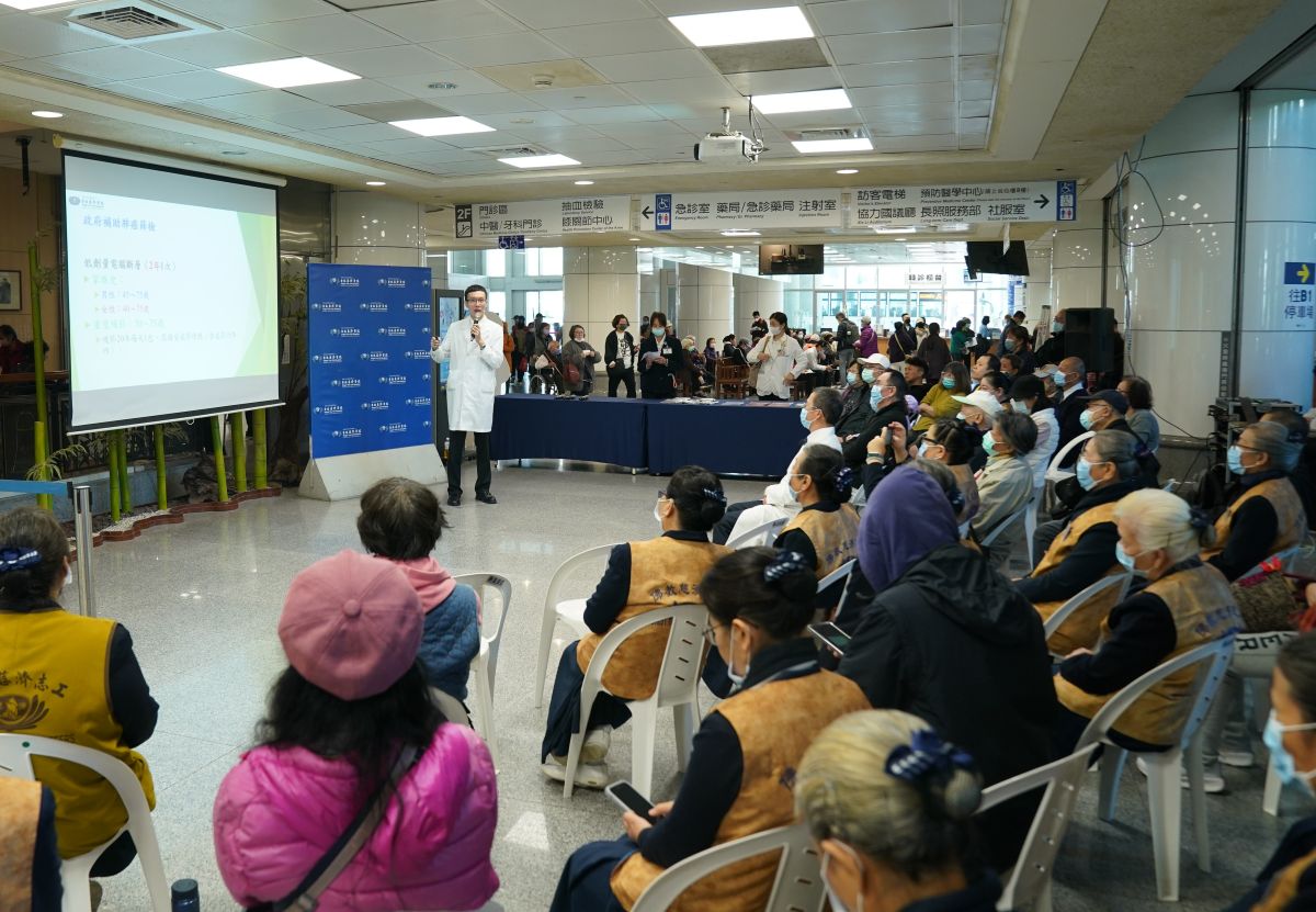 1月14日,台北慈濟醫院舉辦「早篩早安心 健康不『肺』力」衛教講座,洪嘉聰醫師說明肺癌篩檢的重要性。
