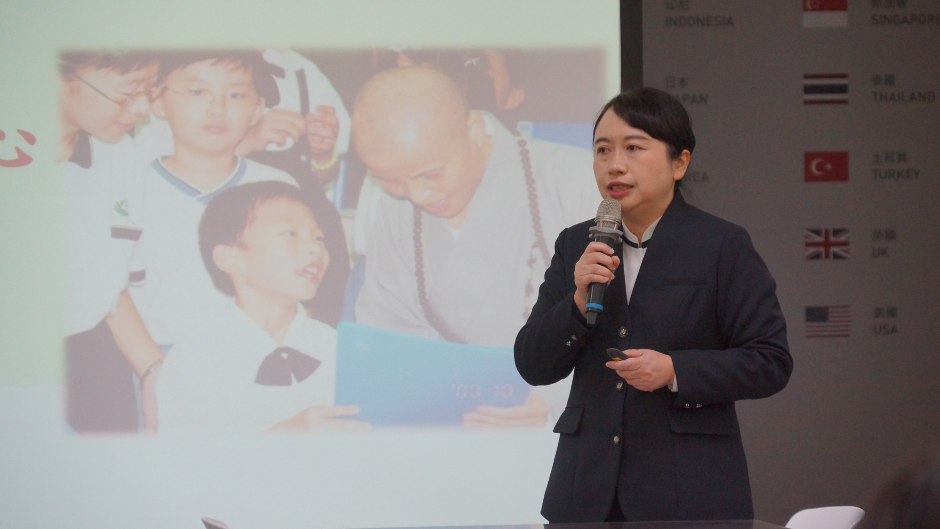 廖逸貞校長向家長們分享選擇學校的四大重點──環境、師資、同學及課程教學。