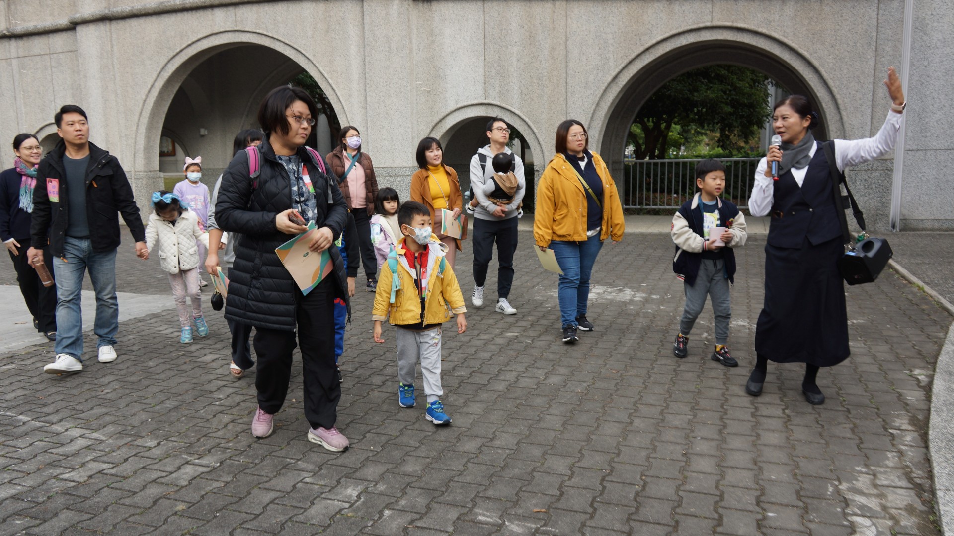 教師陪伴校園導覽，讓家長們對慈小優質環境備感肯定