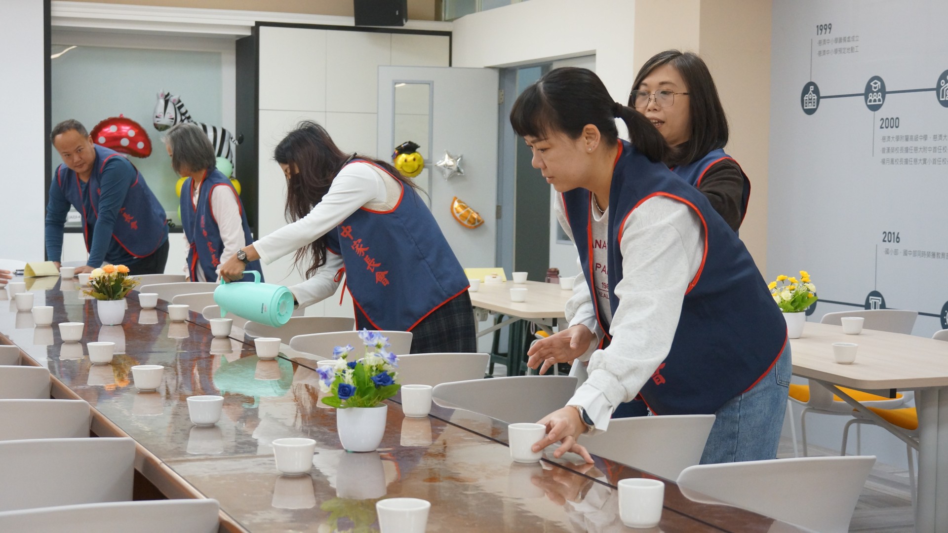 冬日暖陽下，志工家長用心布置全球公民講堂