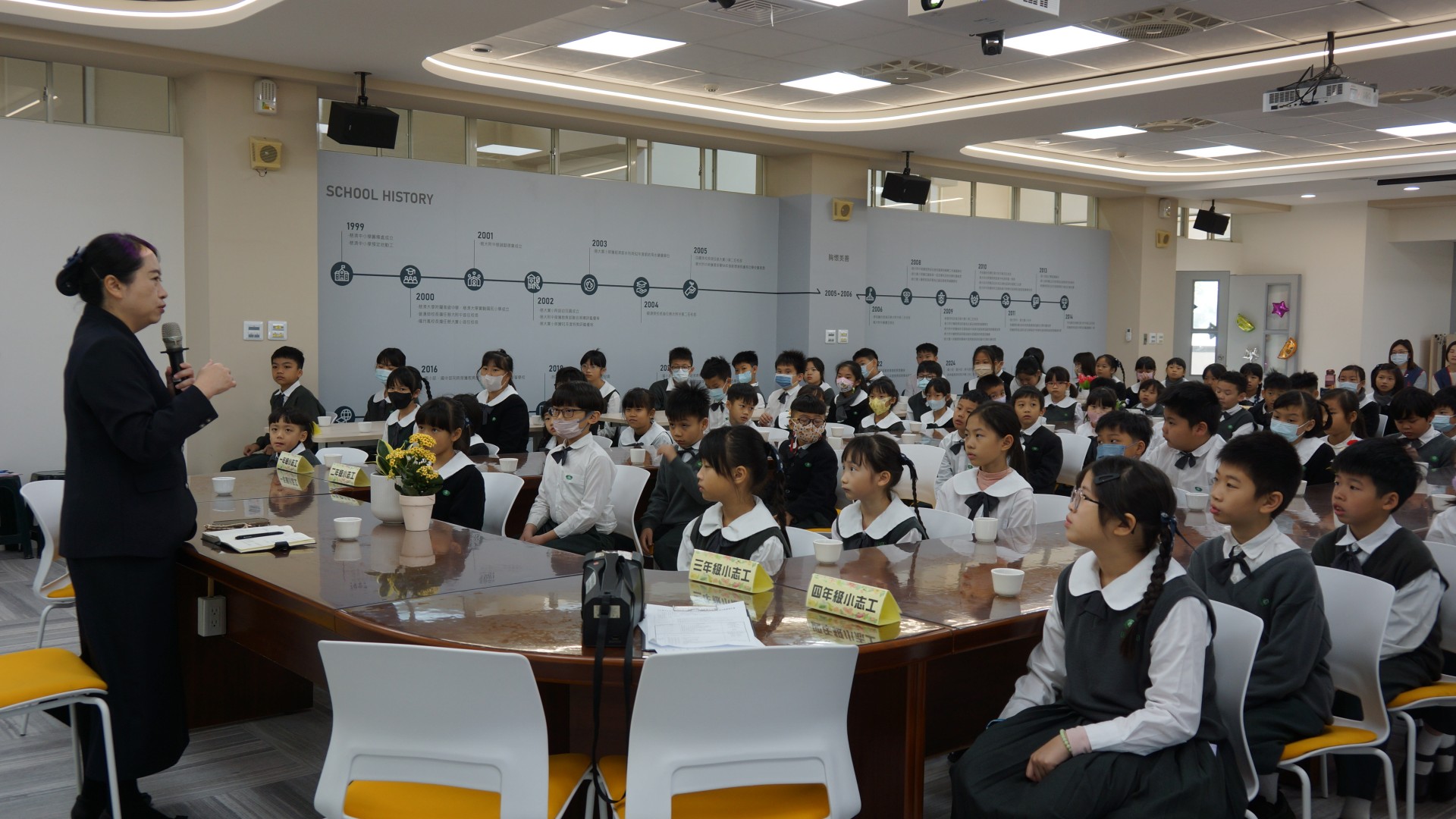 校長分享人生智慧，孩子們專注聆聽、深受感動。