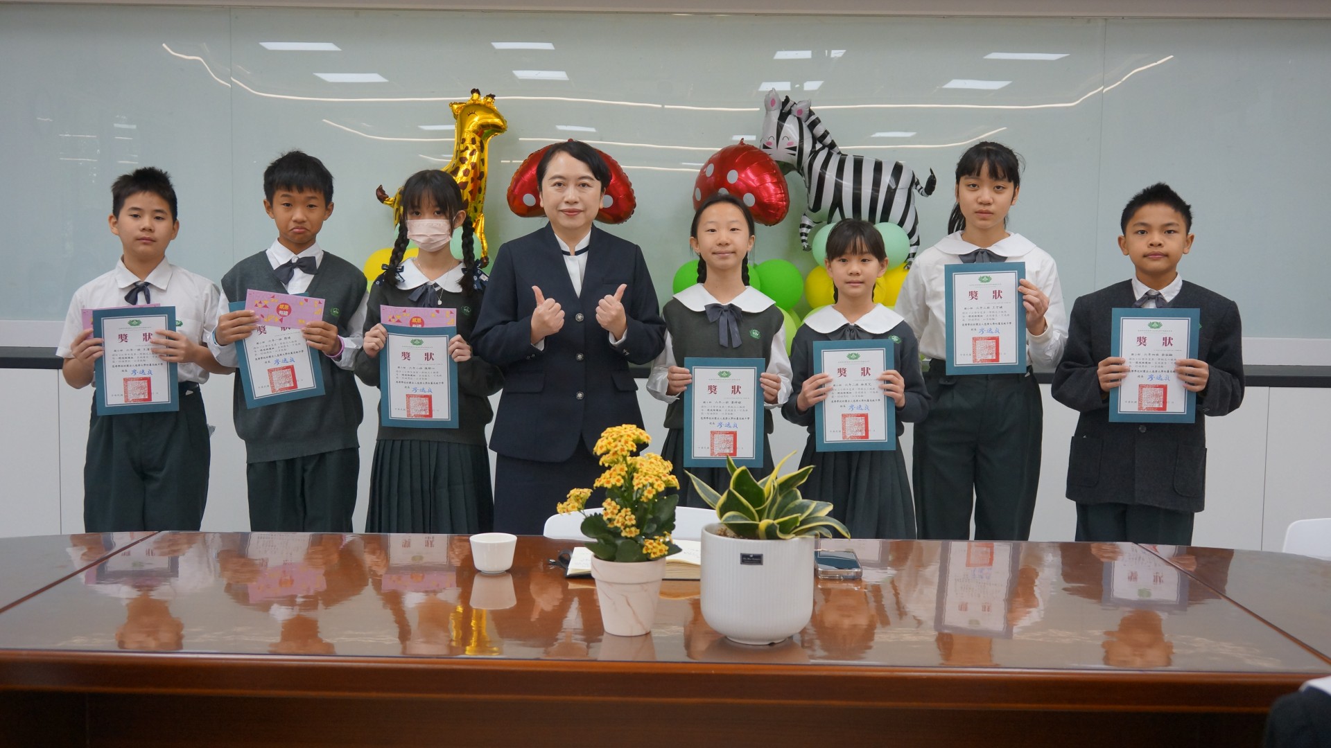 優秀小志工們接受表揚，臉上寫滿自信與驕傲。