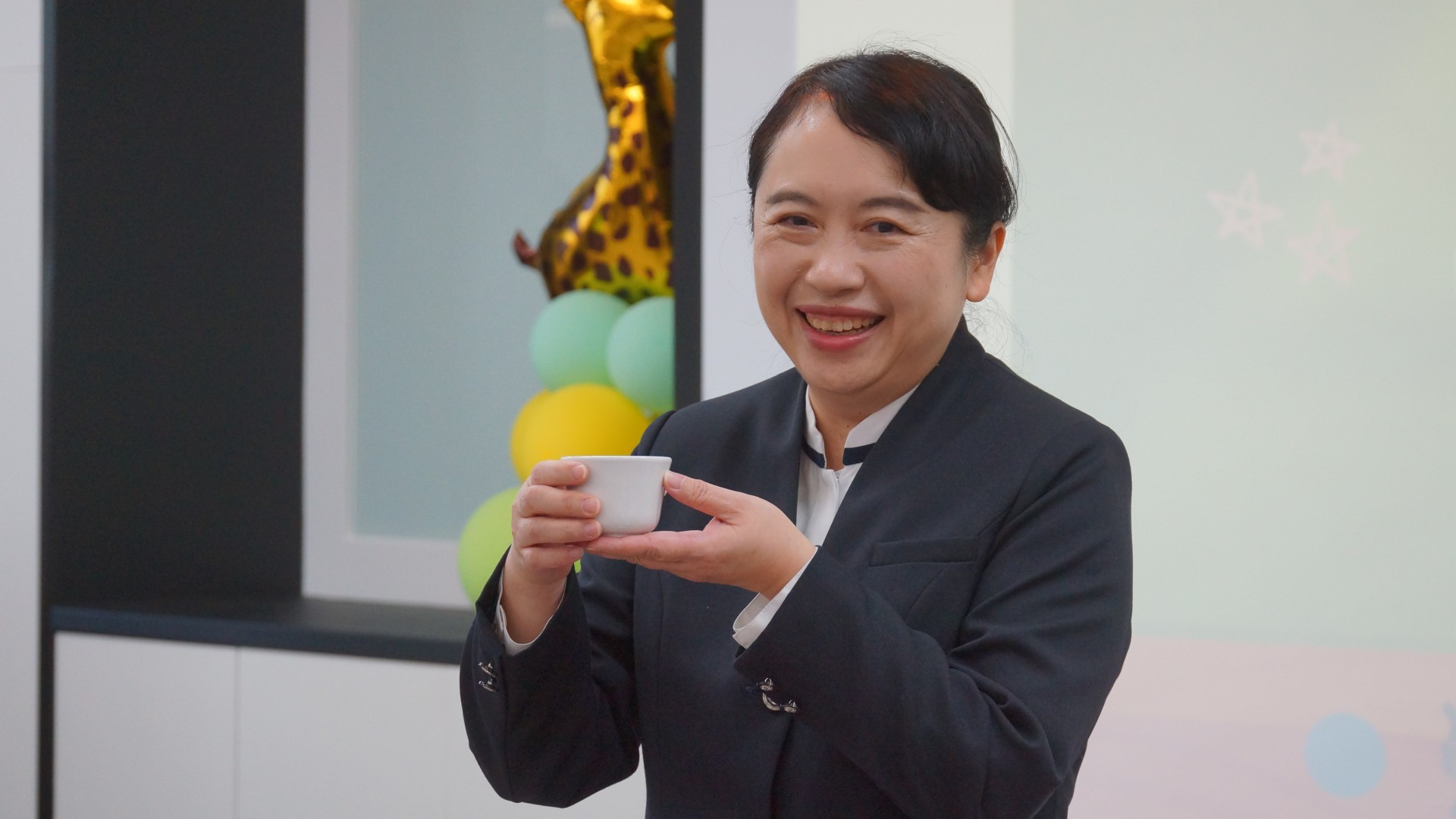 校長親自與得獎師生茶敘，溫馨互動滿溢感恩氛圍。