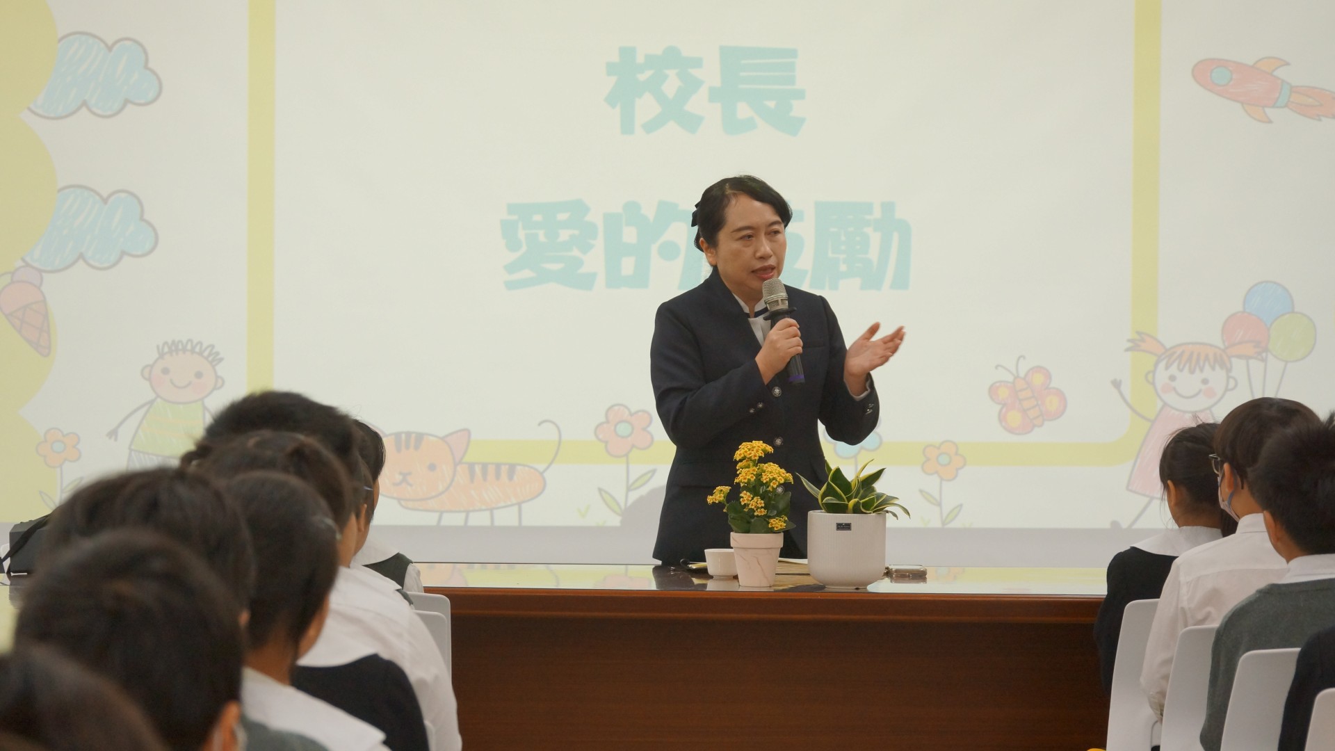 校長勉勵孩子越來越進步。