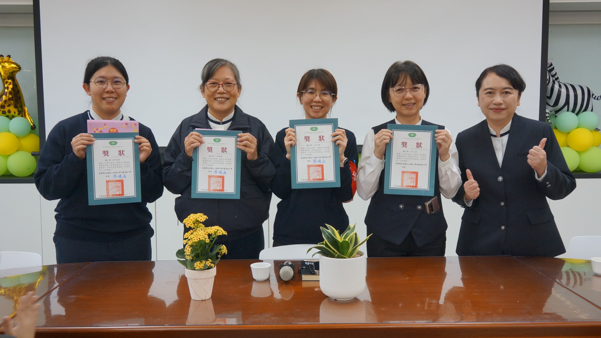 榮譽班級導師上台領獎，展現生活常規的最佳典範。