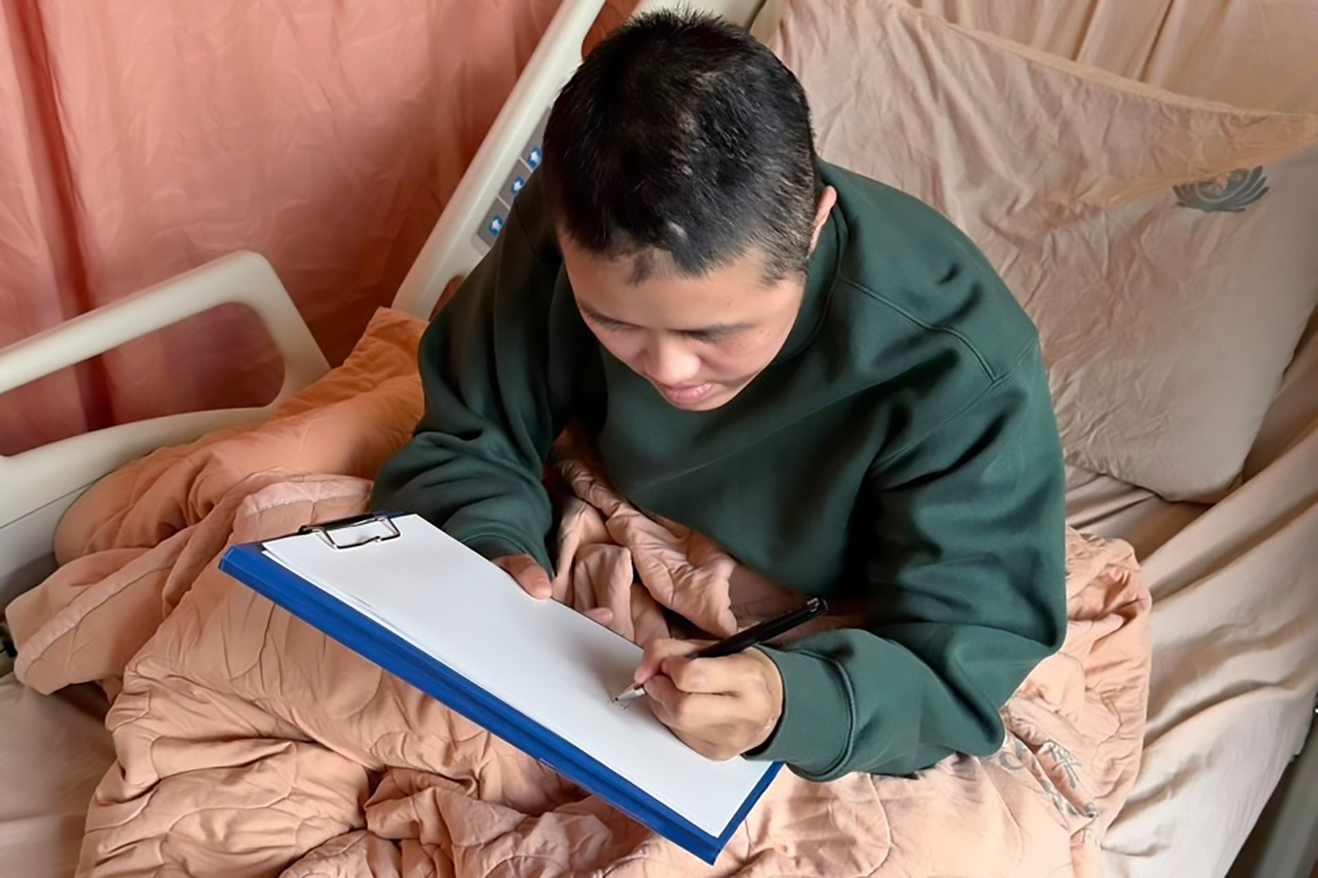 面對生死難關，盧副站長展現了驚人的毅力與生命力，雖然右手仍需持續復健，但她已練就「左右開弓」的本領，現場更親筆用左手寫下「平安」二字，以此感謝醫療團隊的救治、家人的不離不棄，以及全台灣網友的祝福。