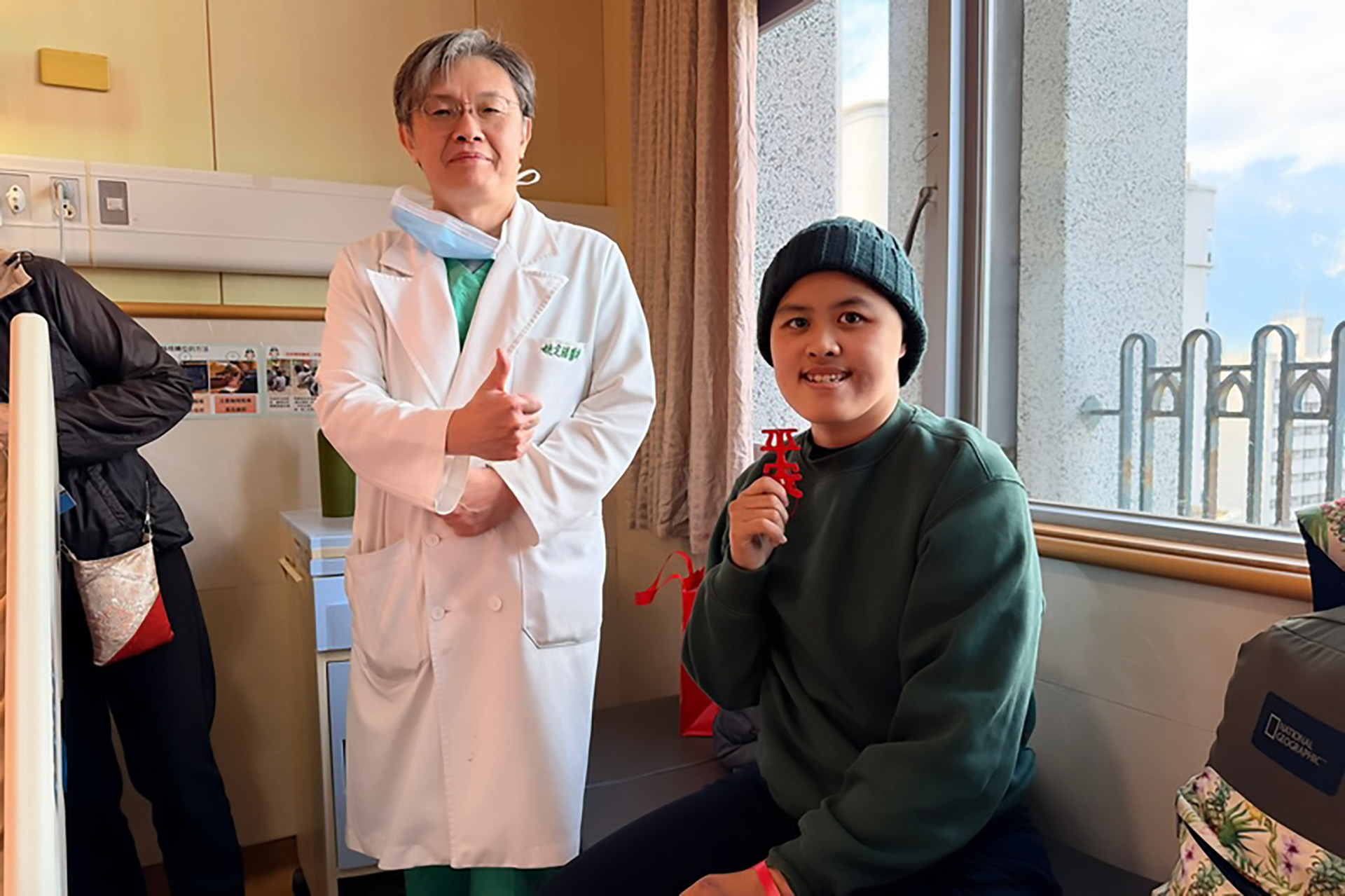 為了慶祝盧副站長重生，花蓮慈濟醫院院方今日特別準備了一份貼心禮物——掛有鈴鐺的平安吊飾，象徵著「平安來鈴（臨）」，祝福盧副站長與家人在未來的日子裡都能平安順遂。