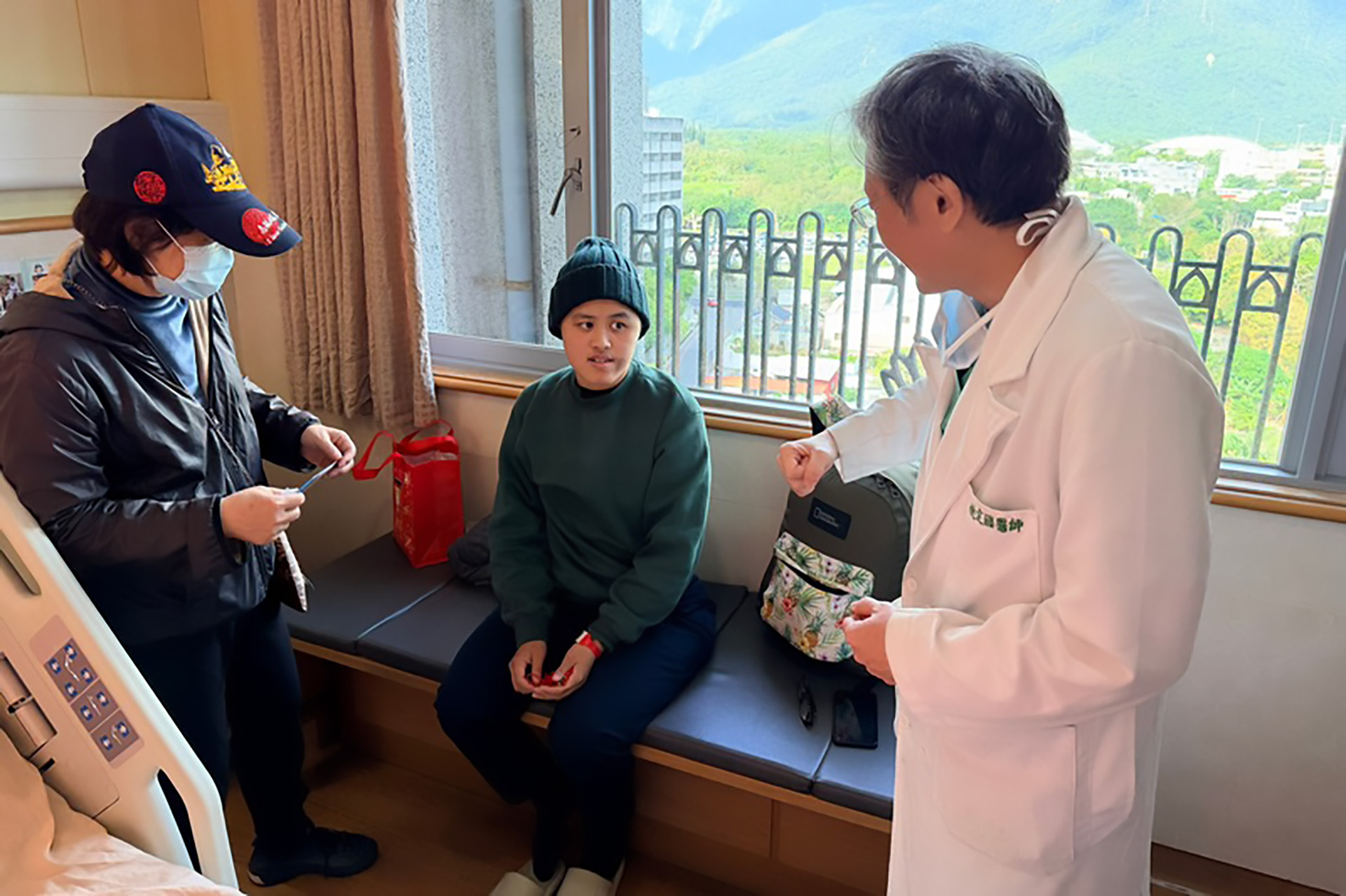 骨科部醫師姚定國於盧姓副站長出院前，特地前往病房關心慰問，並細心叮囑她日常生活中的復健注意事項。