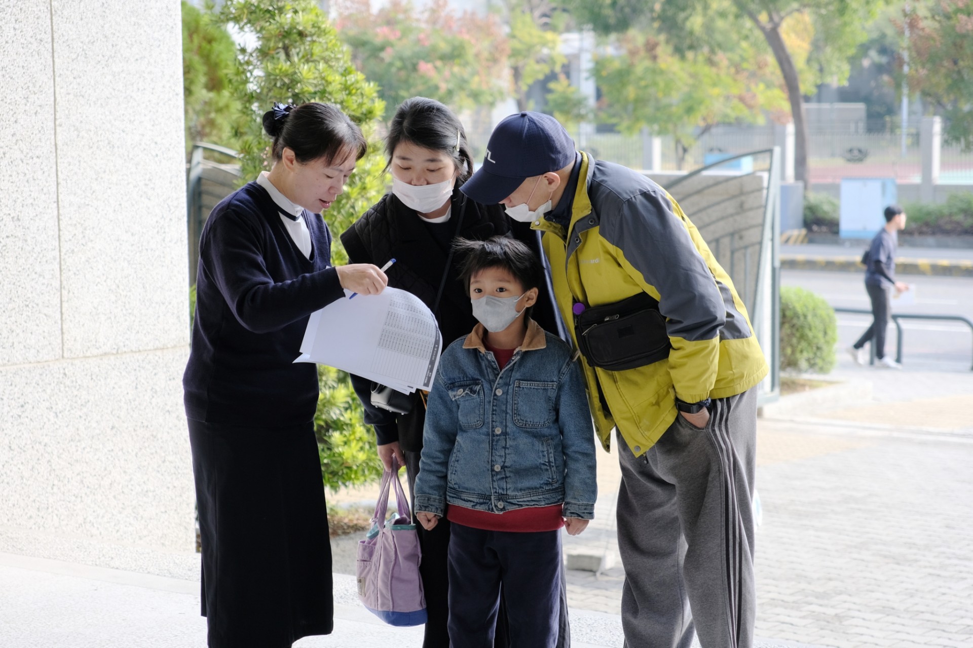 周末的早晨，老師以溫暖的笑容歡迎家長跟孩子的到來