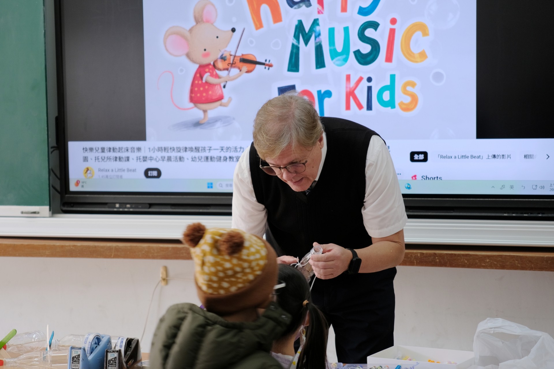 外師以簡單的英文教導小朋友動手玩科學自製玩具，小朋友學得很開心