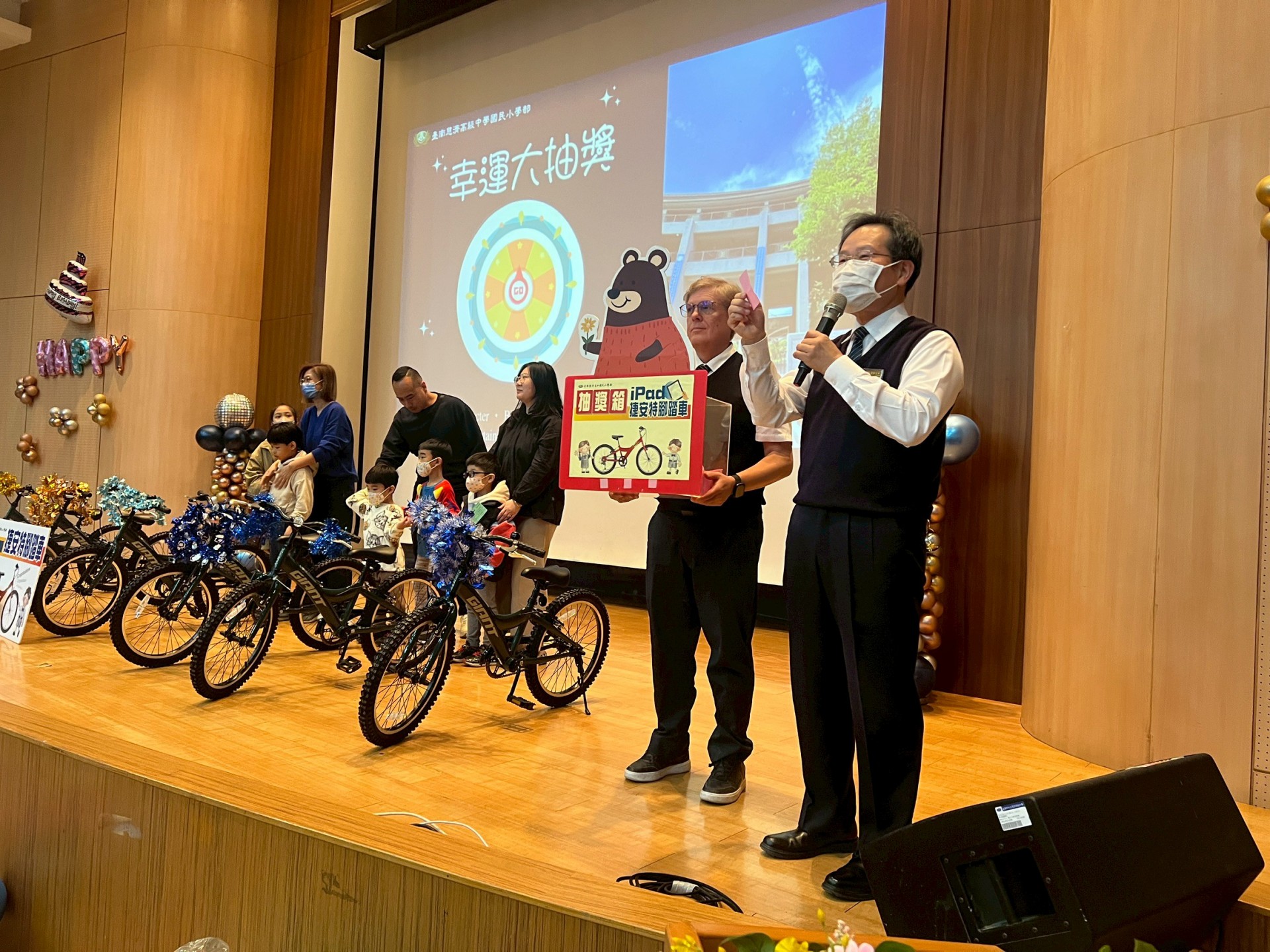 即將上小一的小朋友抽到心愛的腳踏車，開心極了!